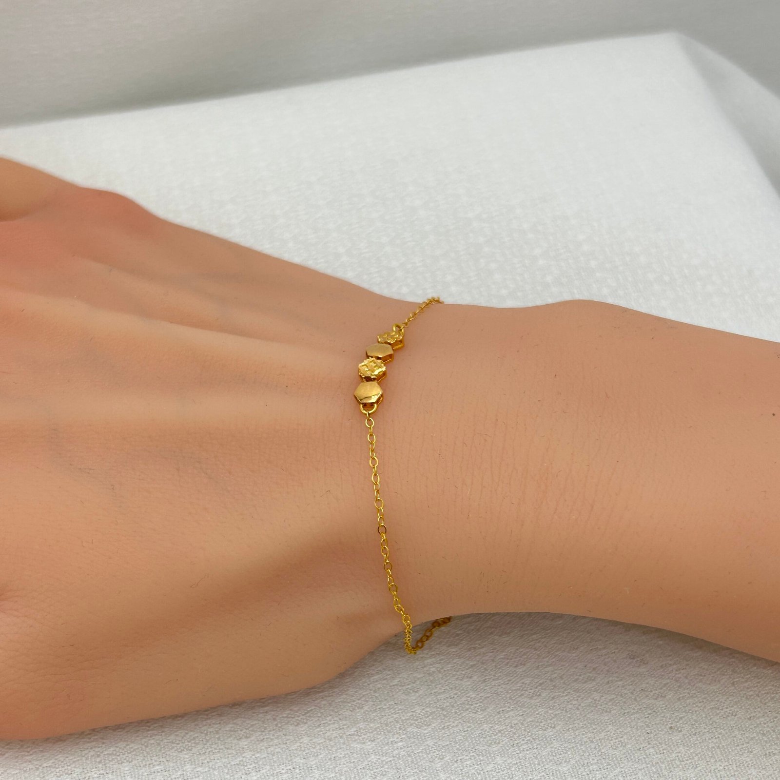 IMG_2491 سوار ذهب عيار 18 بتصميم سداسي منقوش عصري من جولدانا