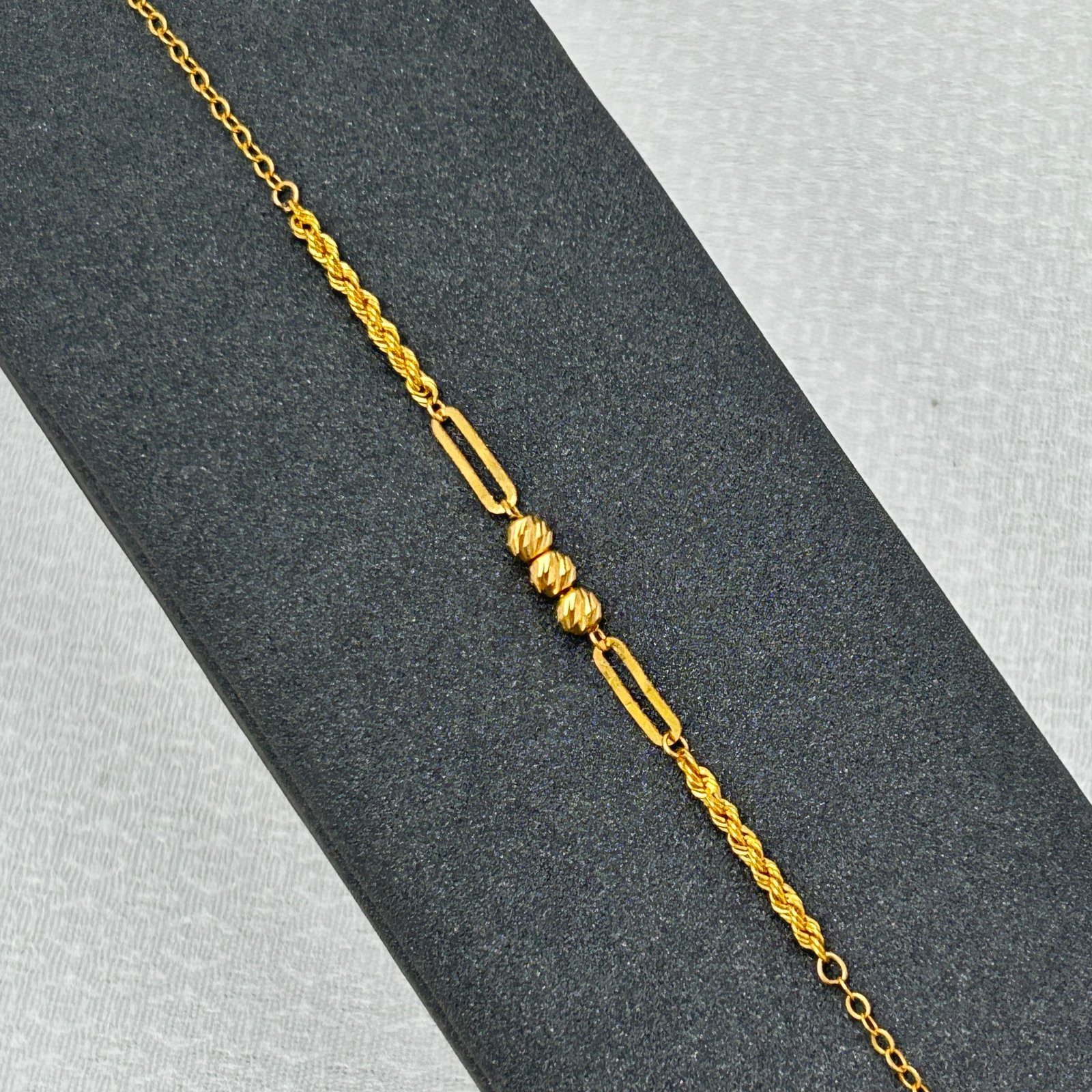 سوار ذهب عيار 18 بتصميم حبات مضلعة ناعمة من جولدانا