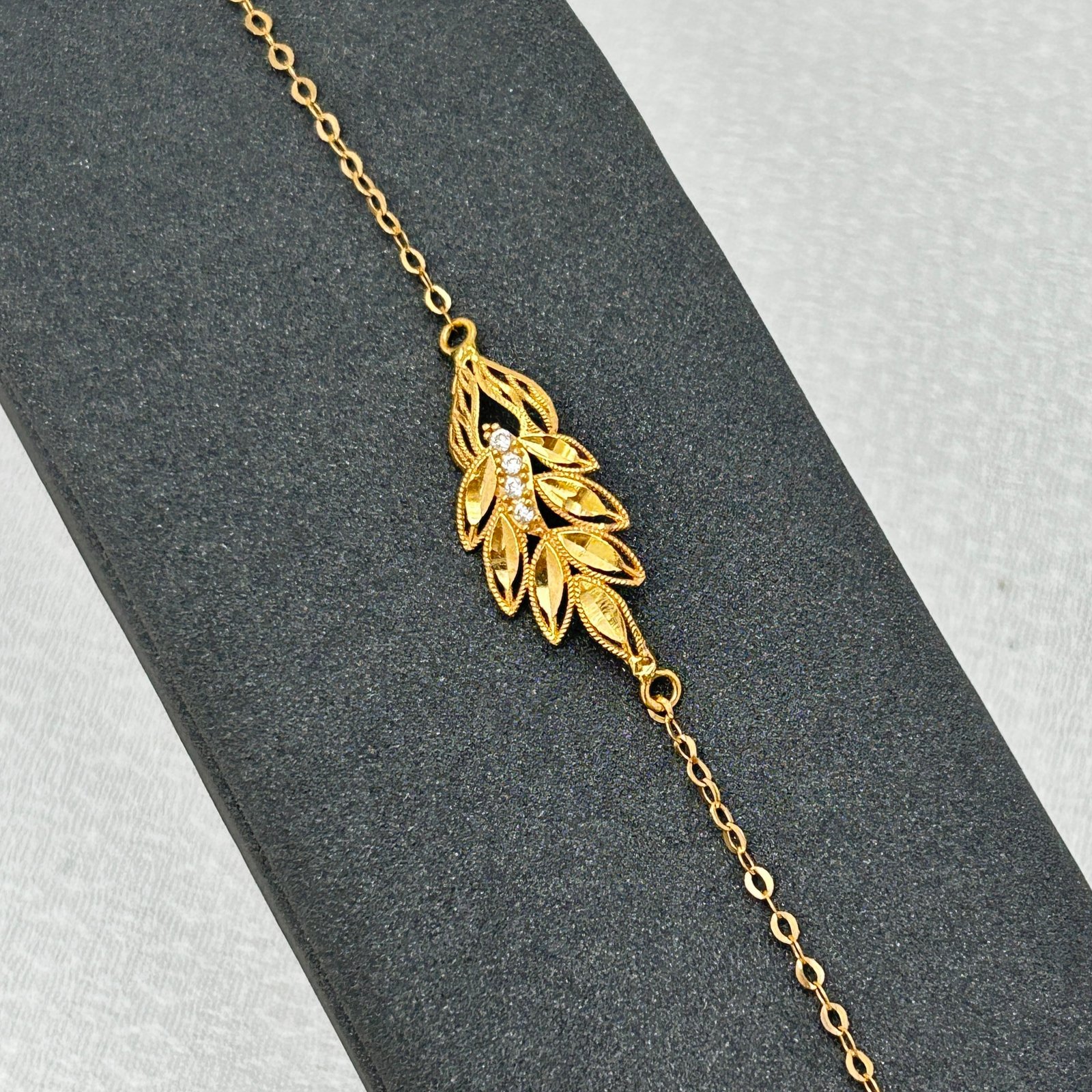 سوار ذهب عيار 18 بورقة شجر بتفاصيل ناعمة من جولدانا