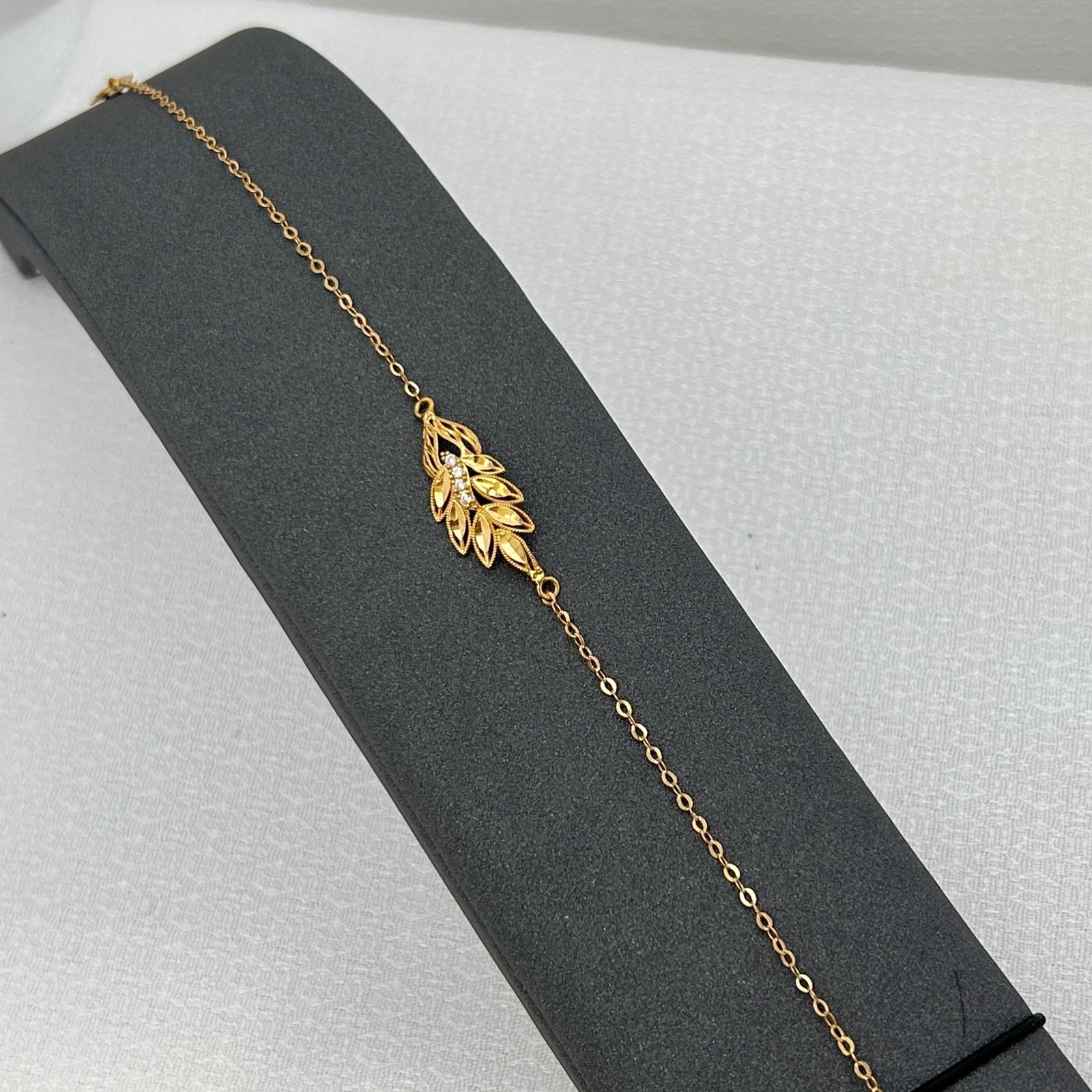 IMG_2498 سوار ذهب عيار 18 بورقة شجر بتفاصيل ناعمة من جولدانا