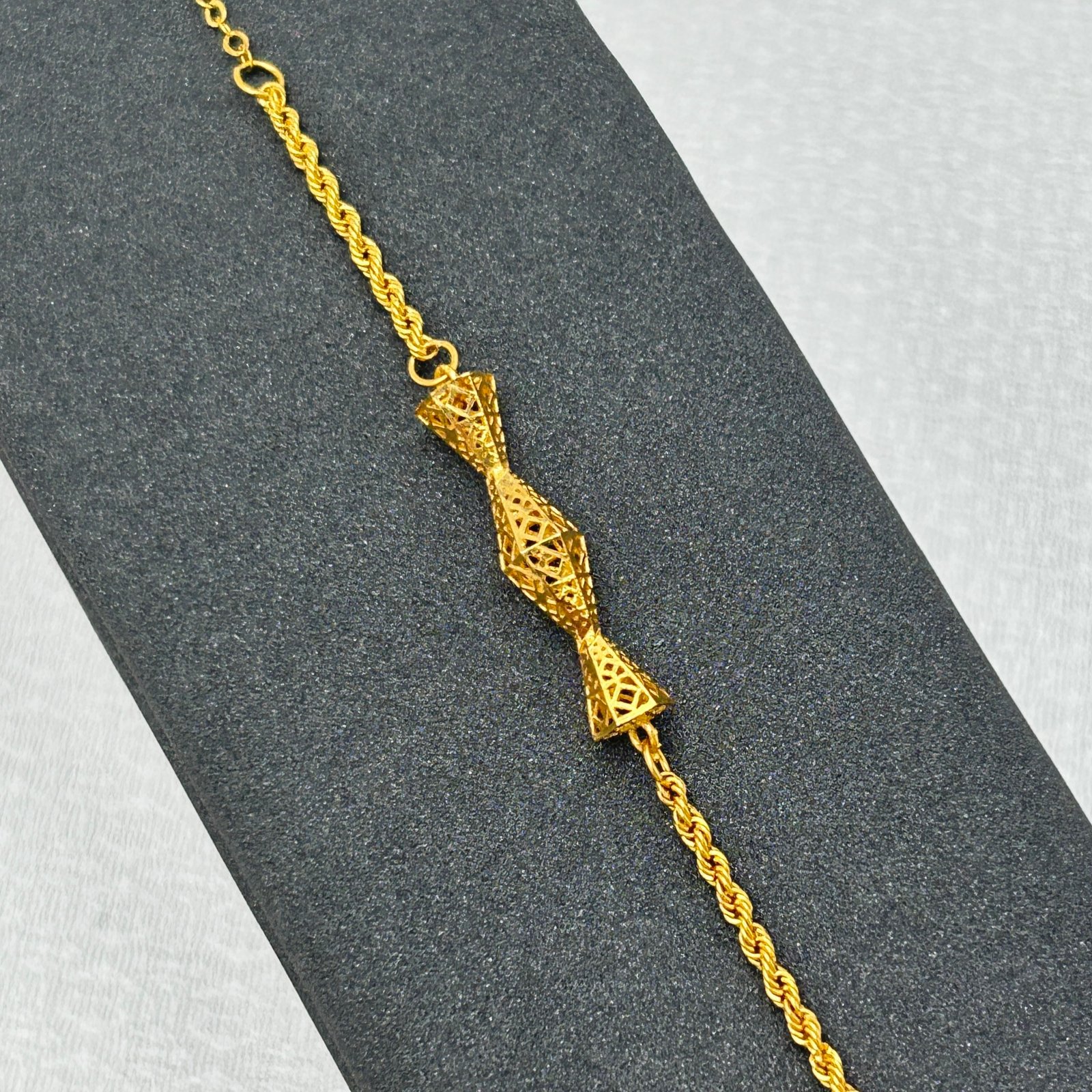 سوار ذهب عيار 18 بقطع مفرغة ناعمة كلاسيكية من جولدانا