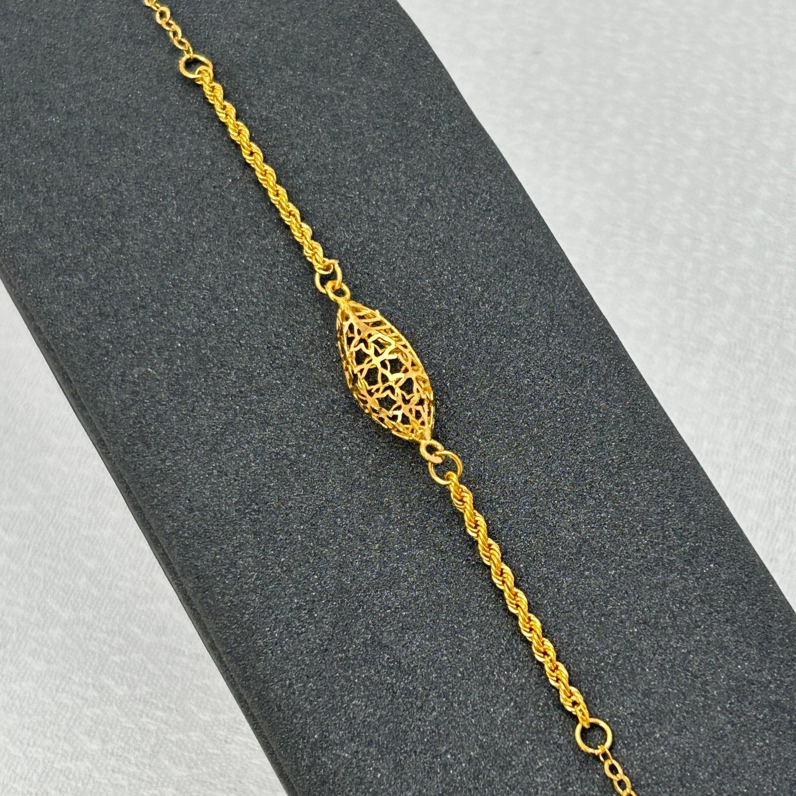 اسوارة ذهب عيار 18 بيضاوية بنمط شرقي مفرغ من جولدانا