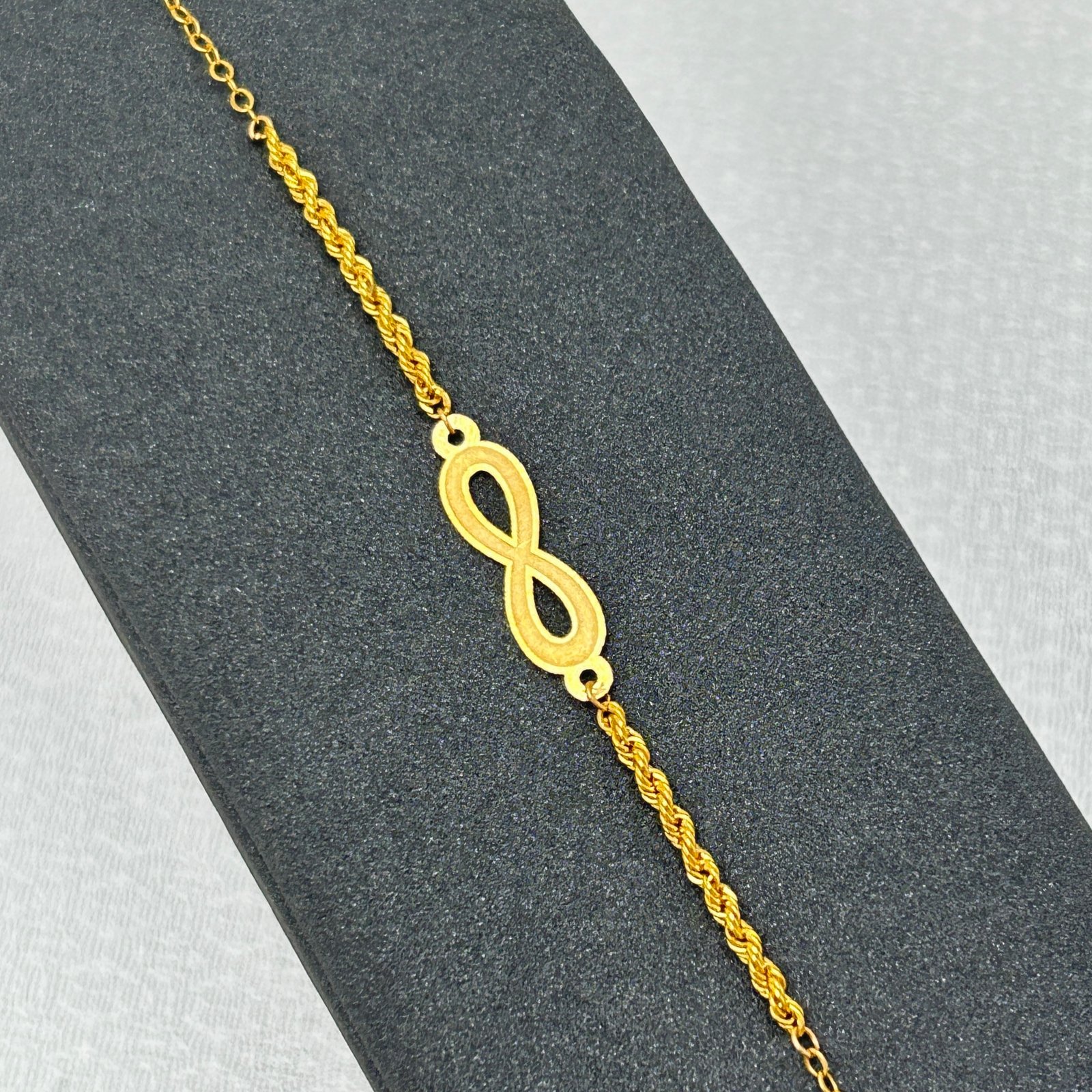 اسوارة ذهب عيار 18 بتصميم رمز اللانهاية العصري من جولدانا