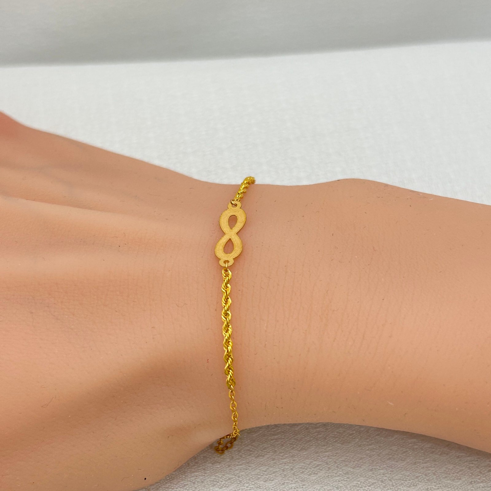 IMG_2511 اسوارة ذهب عيار 18 بتصميم رمز اللانهاية العصري من جولدانا