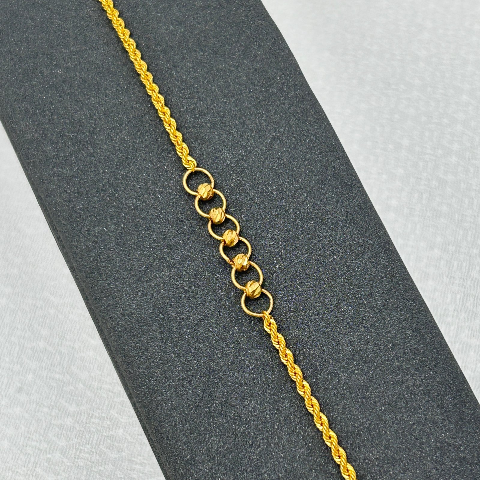 اسوارة ذهب عيار 18 بحلقات دائرية عصرية ناعمة من جولدانا