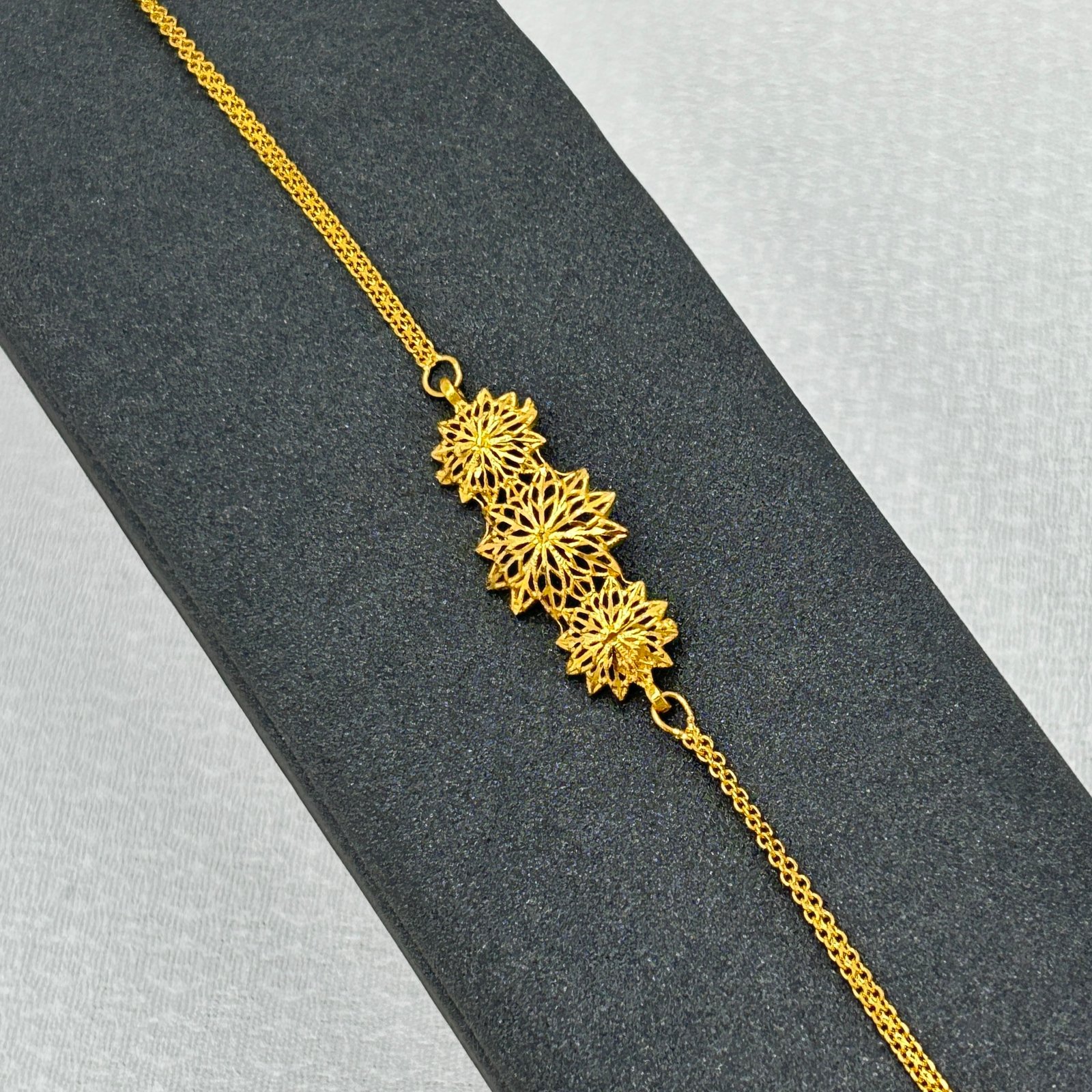 اسوارة ذهب عيار 18 بزخرفة ثلاثية ناعمة كلاسيكية من جولدانا