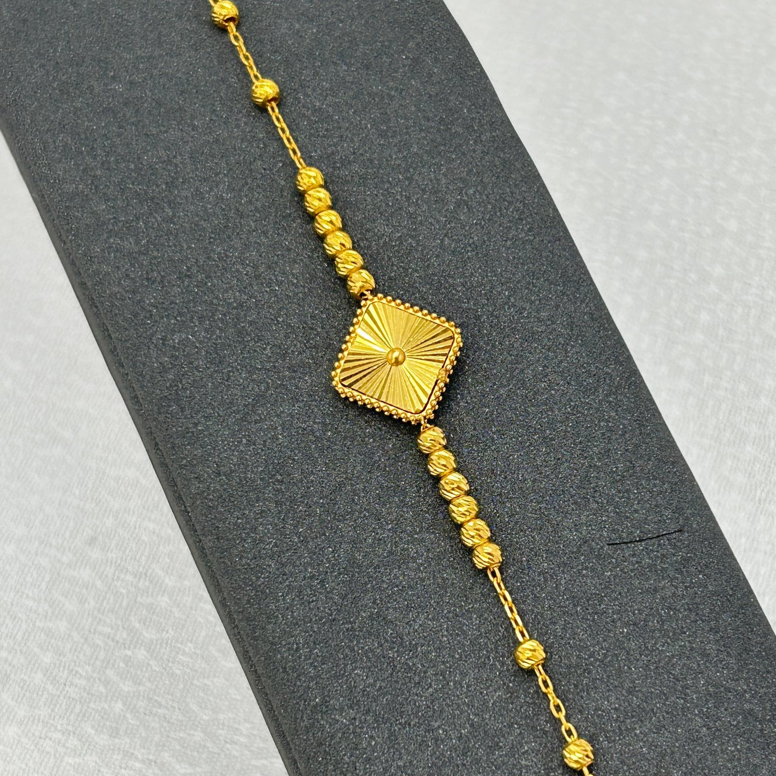 سوار ذهب عيار 18 بتفاصيل مربعة زخرفية عربية من جولدانا