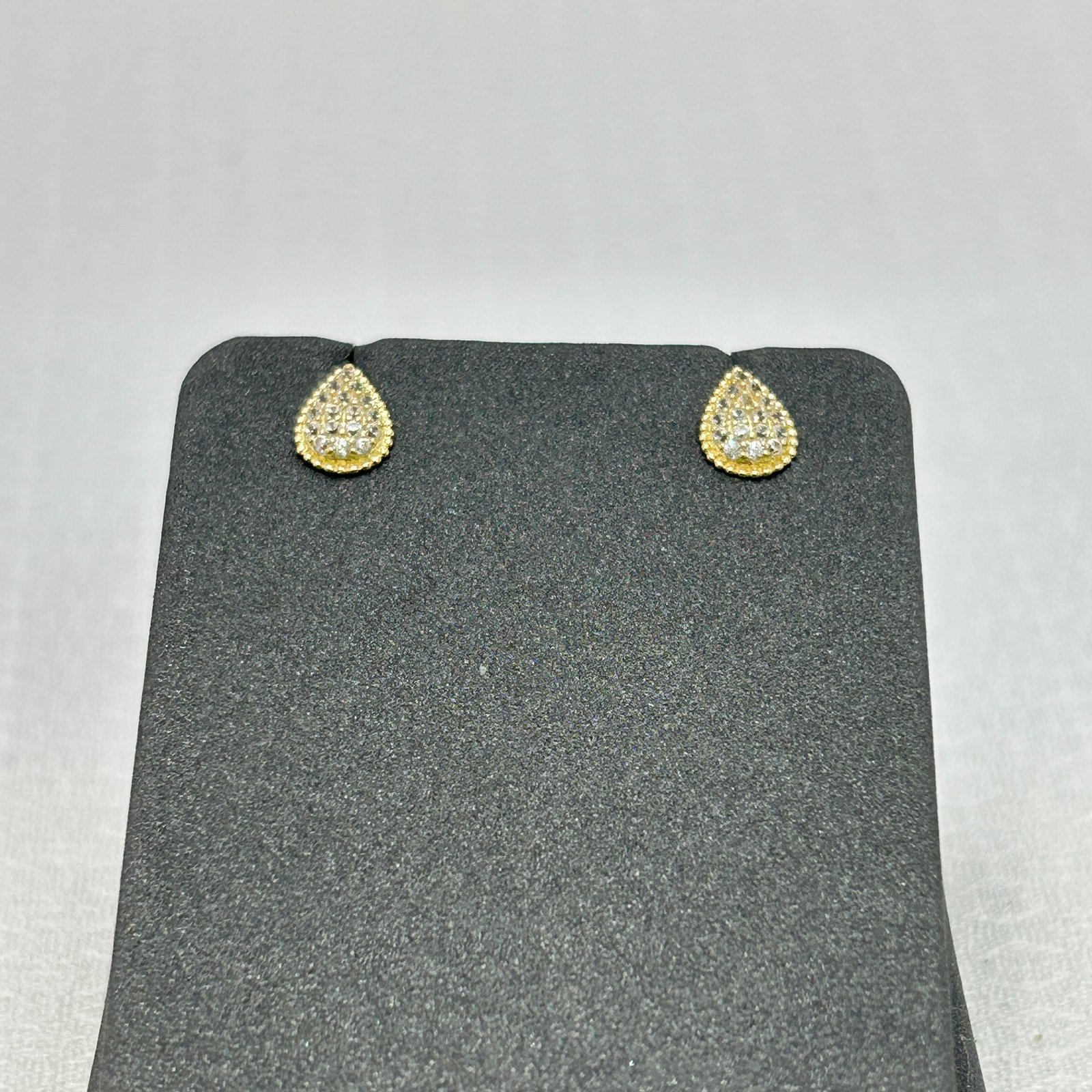 حلق ذهب عيار 18 بتصميم قطرة براقة مرصع بفصوص من جولدانا