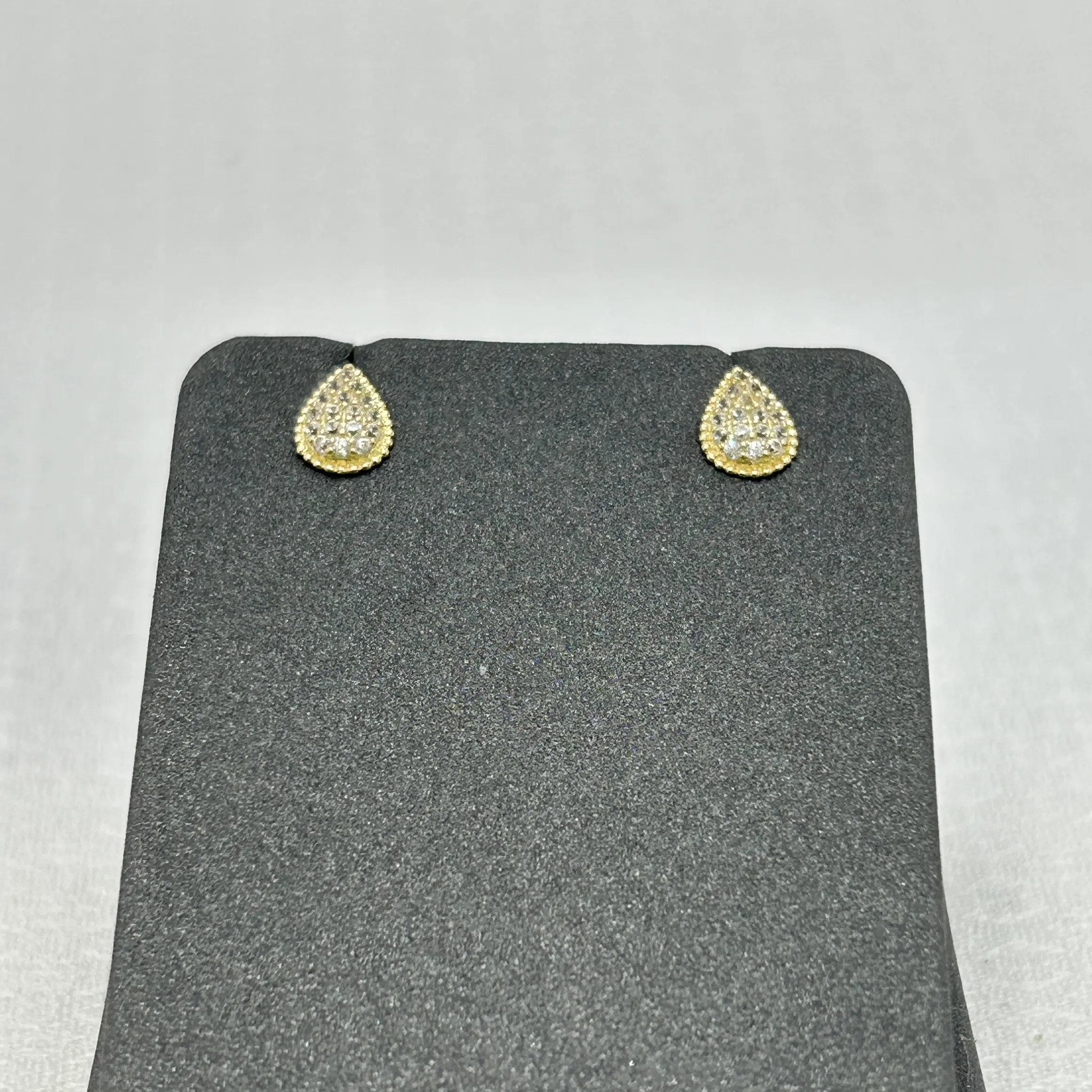 حلق ذهب عيار 18 بتصميم قطرة براقة مرصع بفصوص من جولدانا