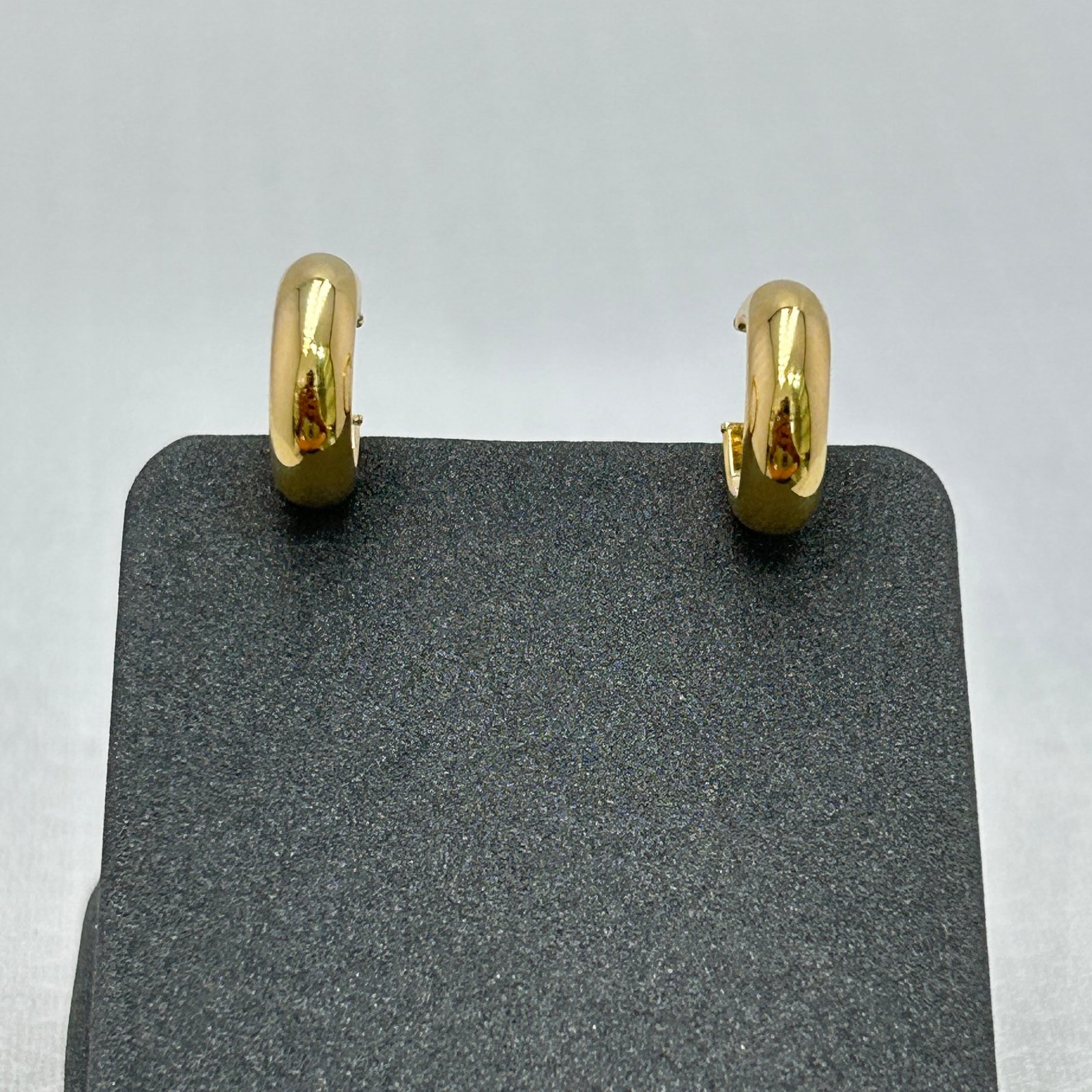 حلق ذهب عيار 18 ناعم بتصميم كلاسيكي لامع من جولدانا