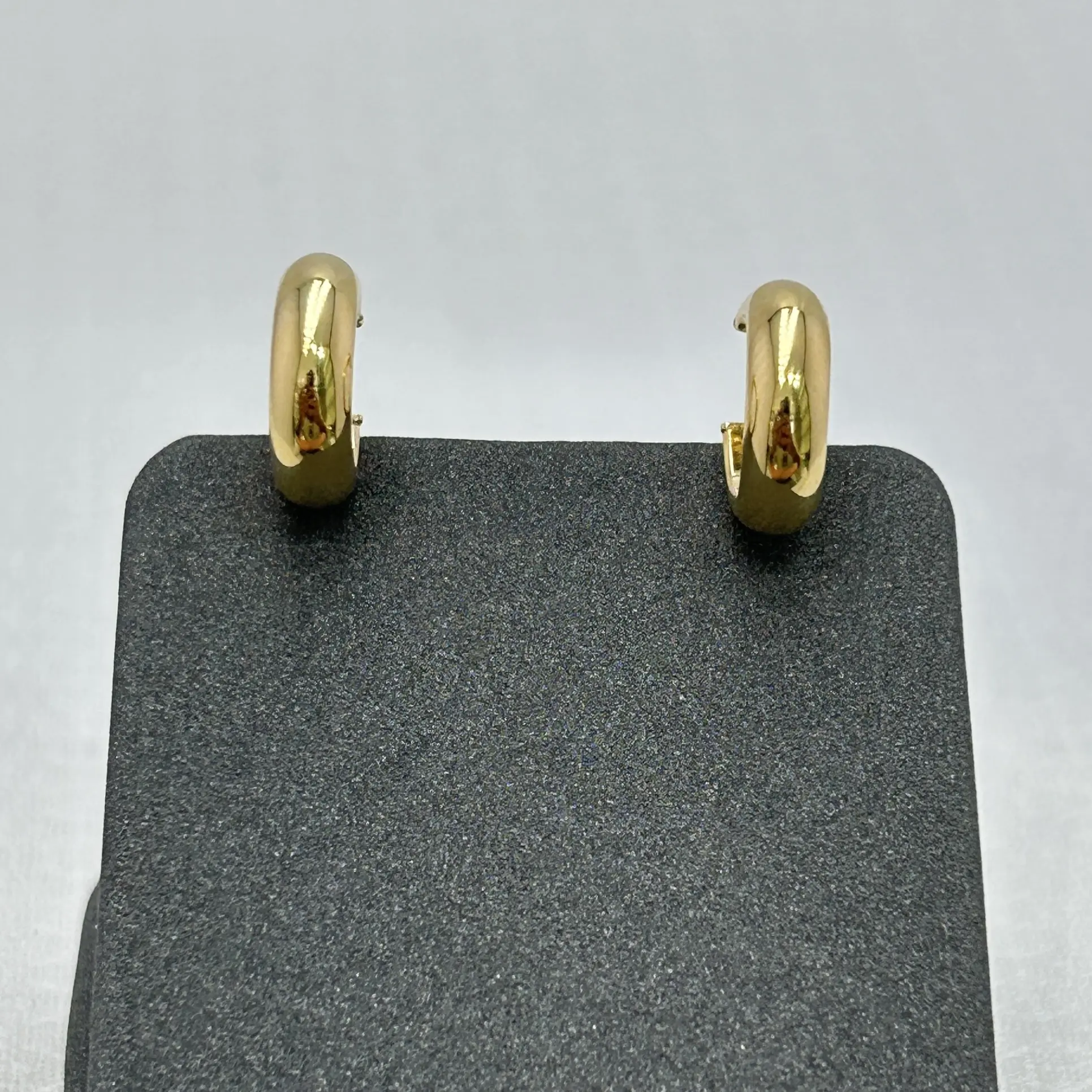 حلق ذهب عيار 18 ناعم بتصميم كلاسيكي لامع من جولدانا