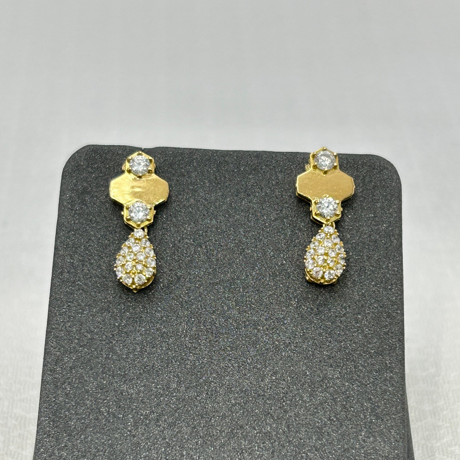 حلق ذهب عيار 18 بتصميم قطرتين متدليتين لامعتين من جولدانا