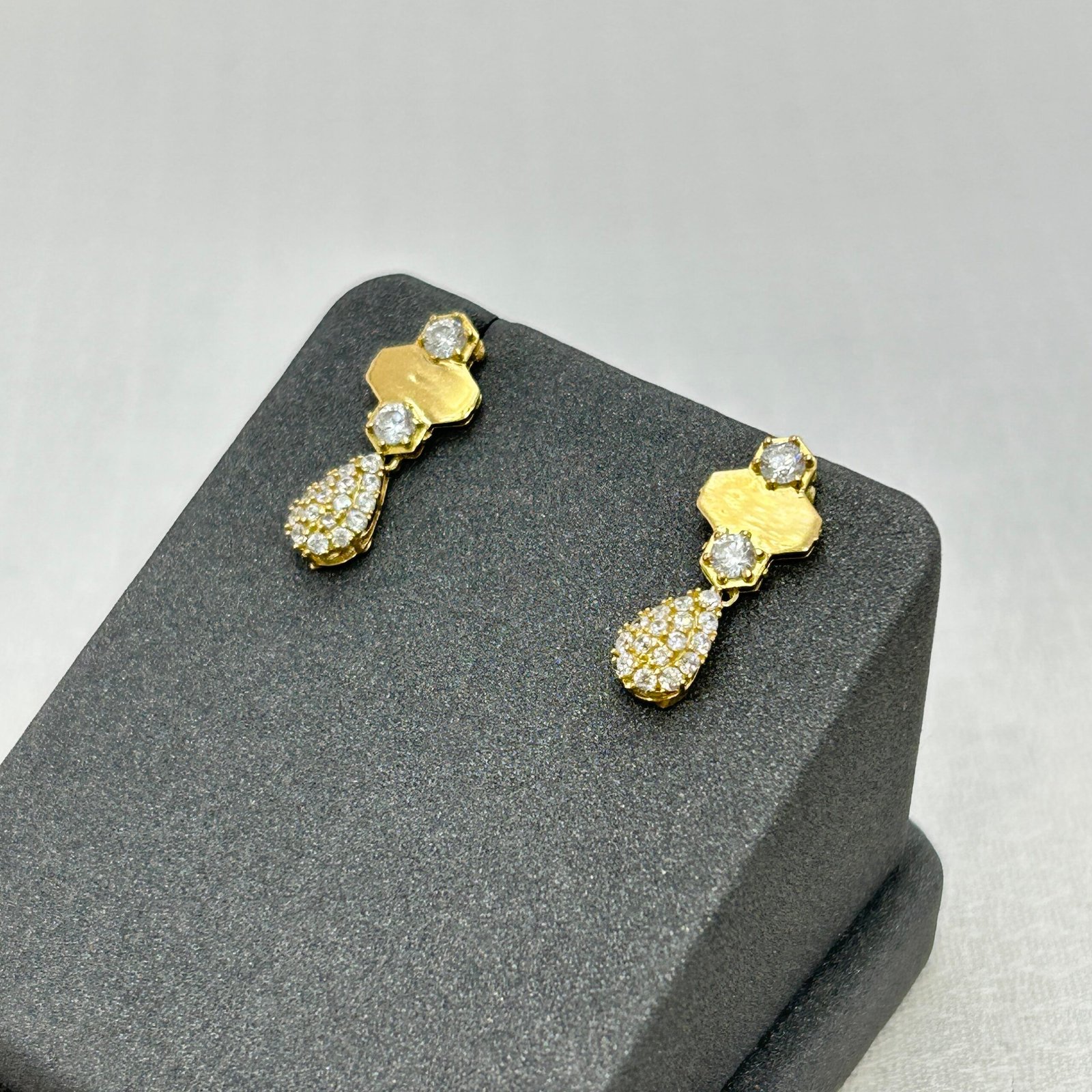 IMG_2538 حلق ذهب عيار 18 بتصميم قطرتين متدليتين لامعتين من جولدانا