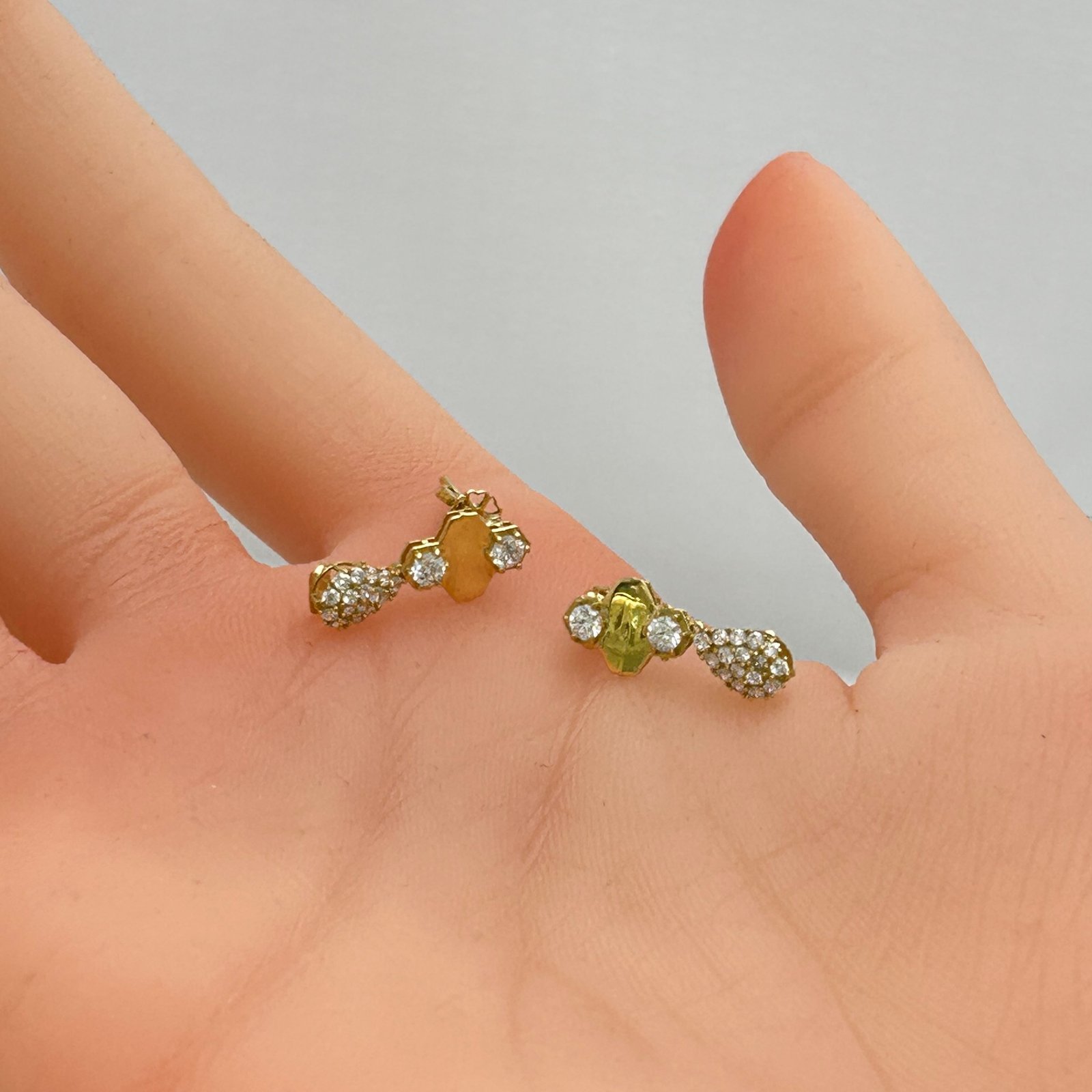 IMG_2539 حلق ذهب عيار 18 بتصميم قطرتين متدليتين لامعتين من جولدانا