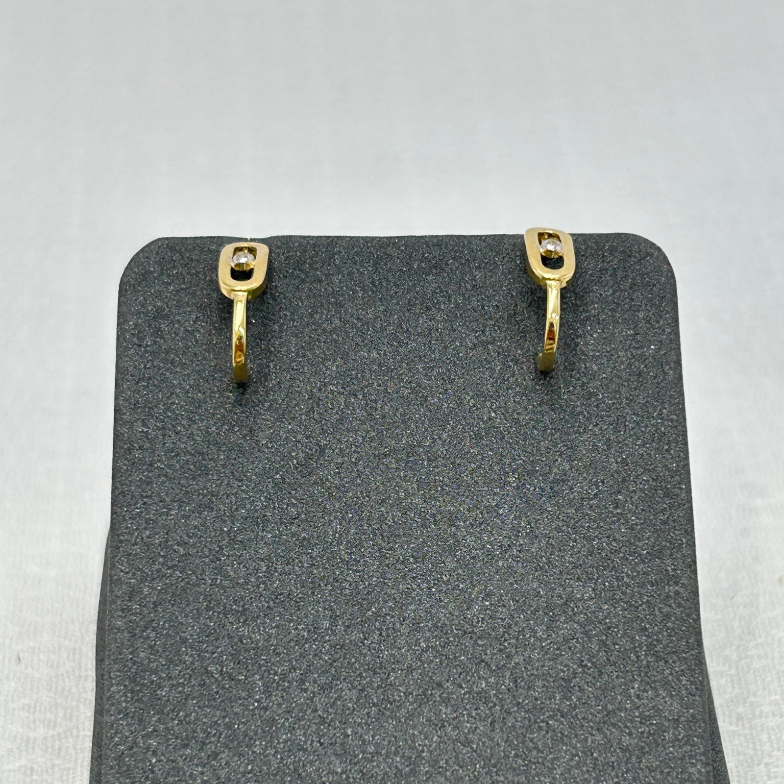 حلق ذهب عيار 18 مستطيل مرصع بفص أنيق من جولدانا