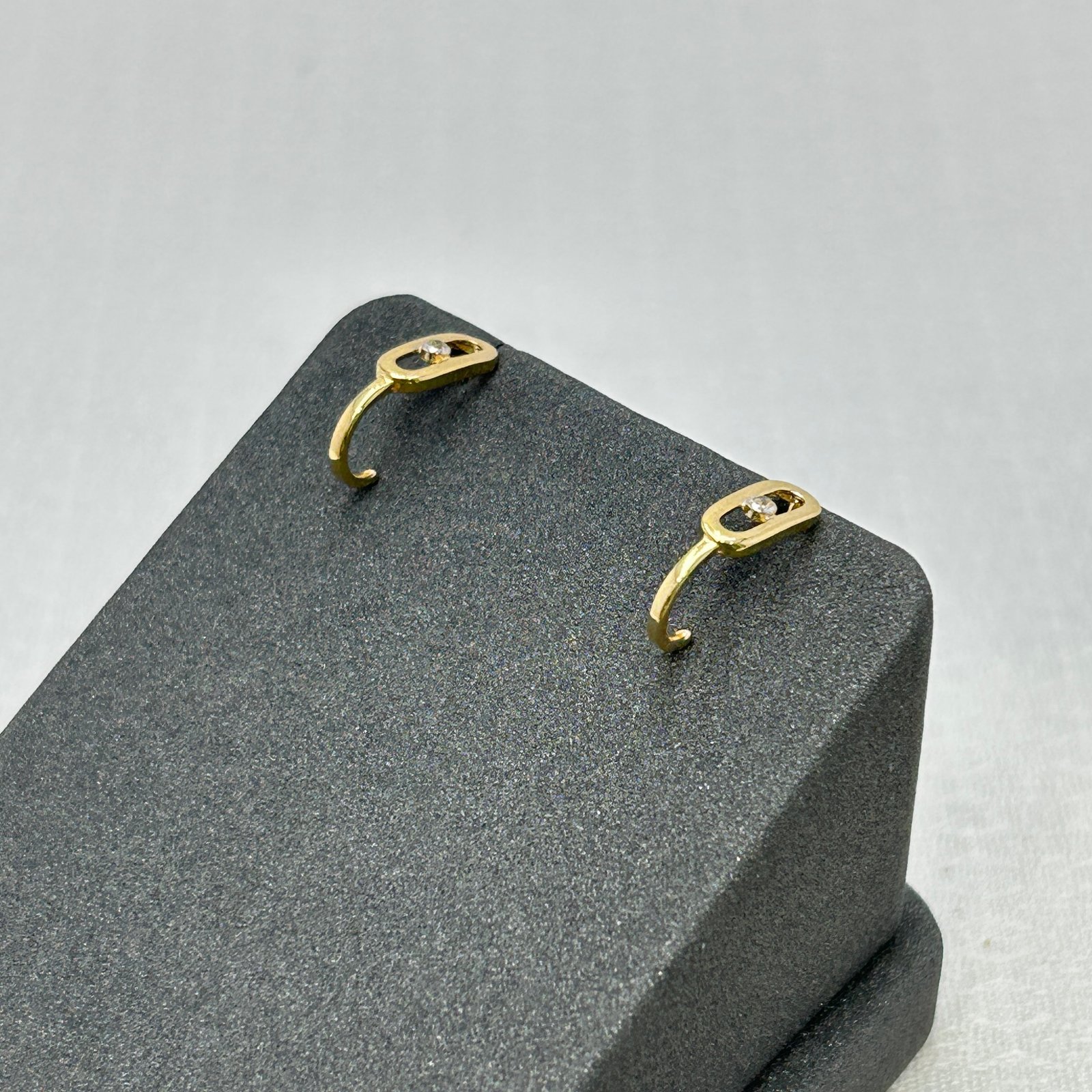 IMG_2542 حلق ذهب عيار 18 مستطيل مرصع بفص أنيق من جولدانا