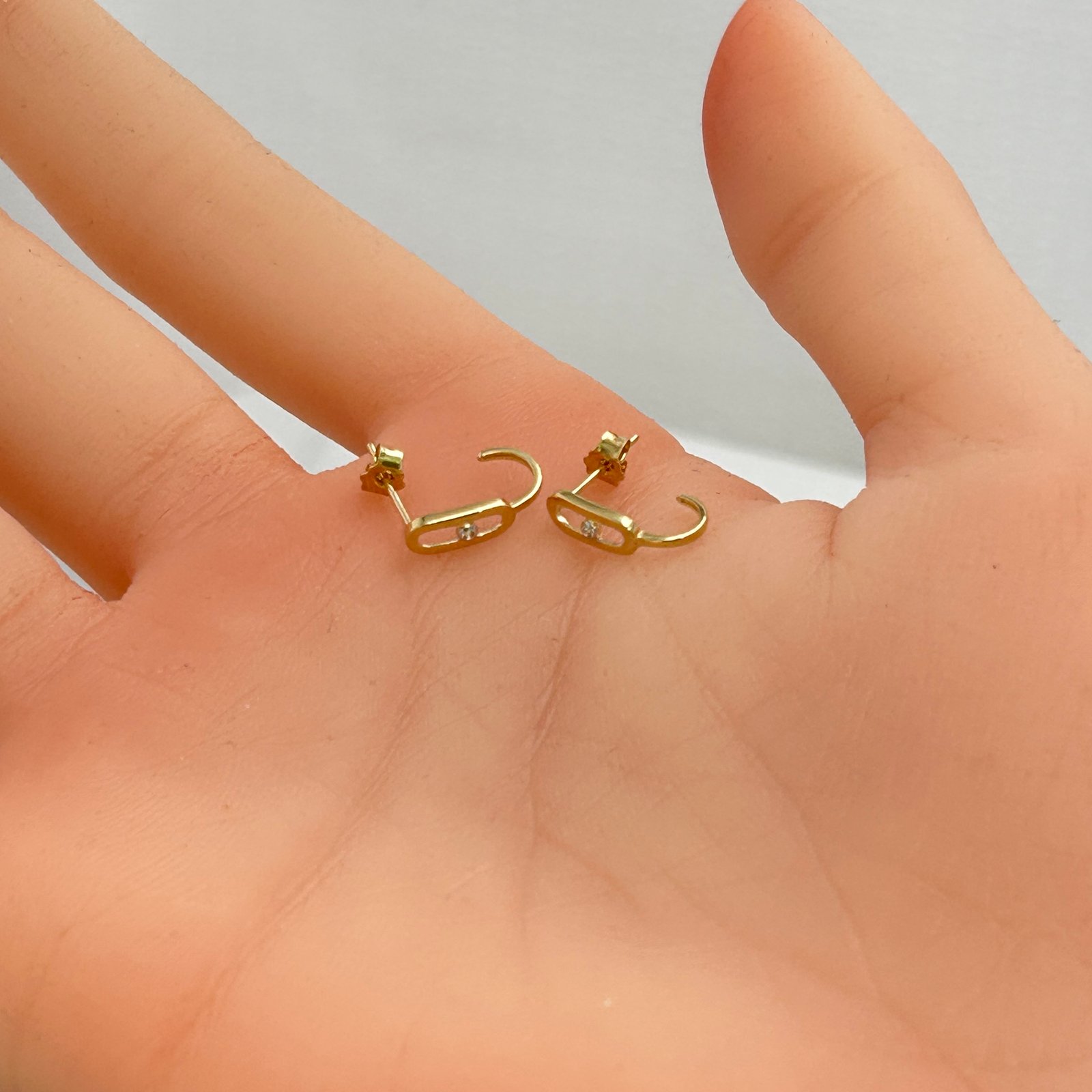 IMG_2543 حلق ذهب عيار 18 مستطيل مرصع بفص أنيق من جولدانا