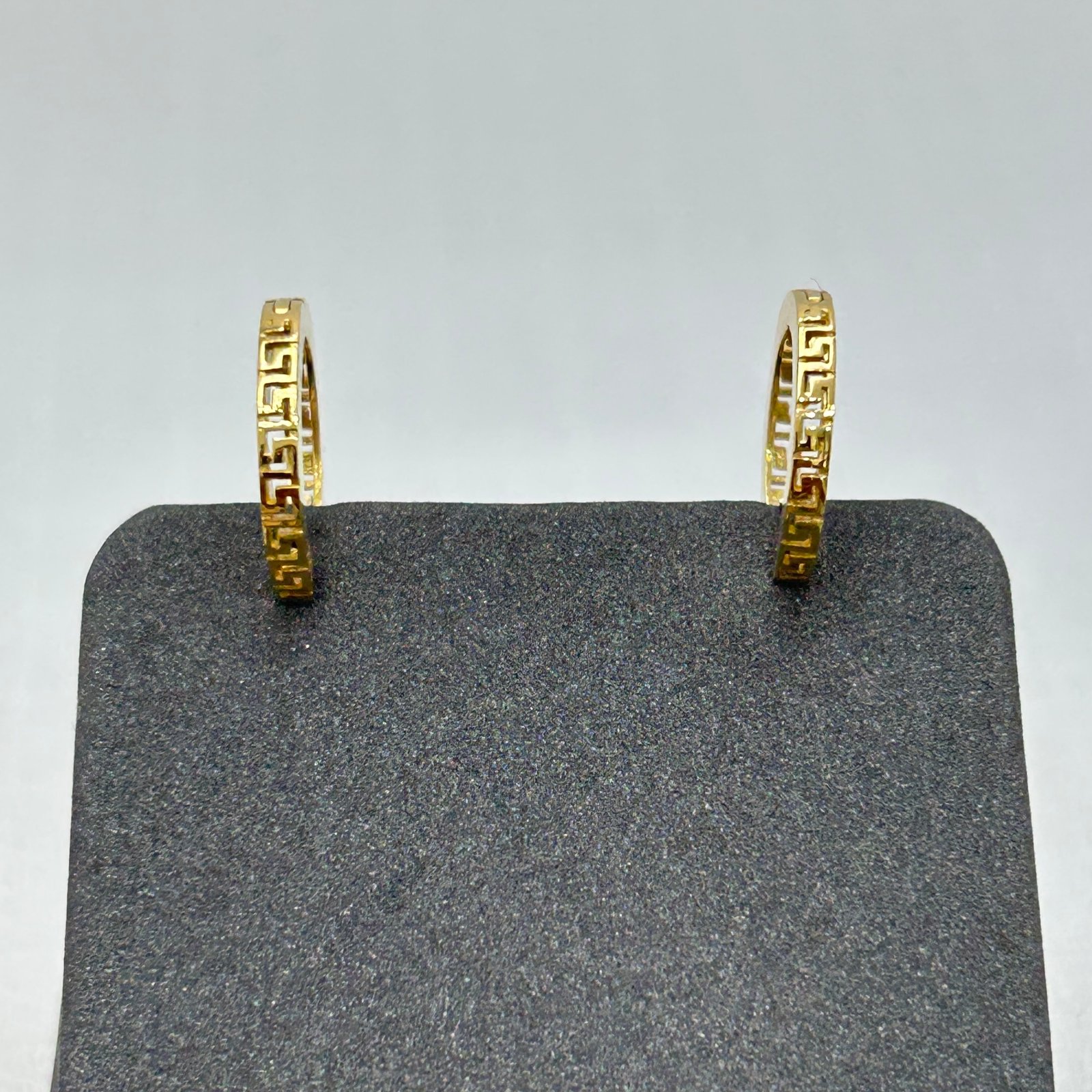 حلق ذهب عيار 18 بنقشة يونانية محفورة أنيقة من جولدانا