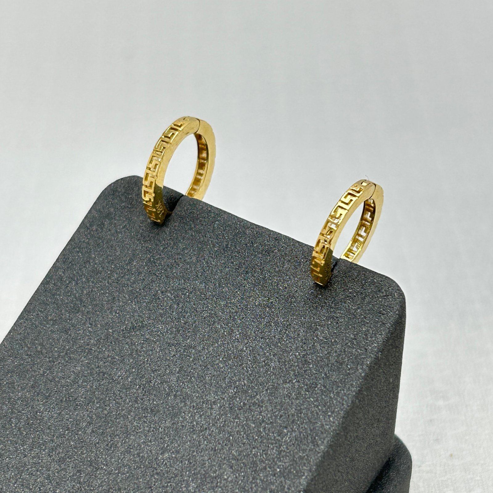 IMG_2546 حلق ذهب عيار 18 بنقشة يونانية محفورة أنيقة من جولدانا