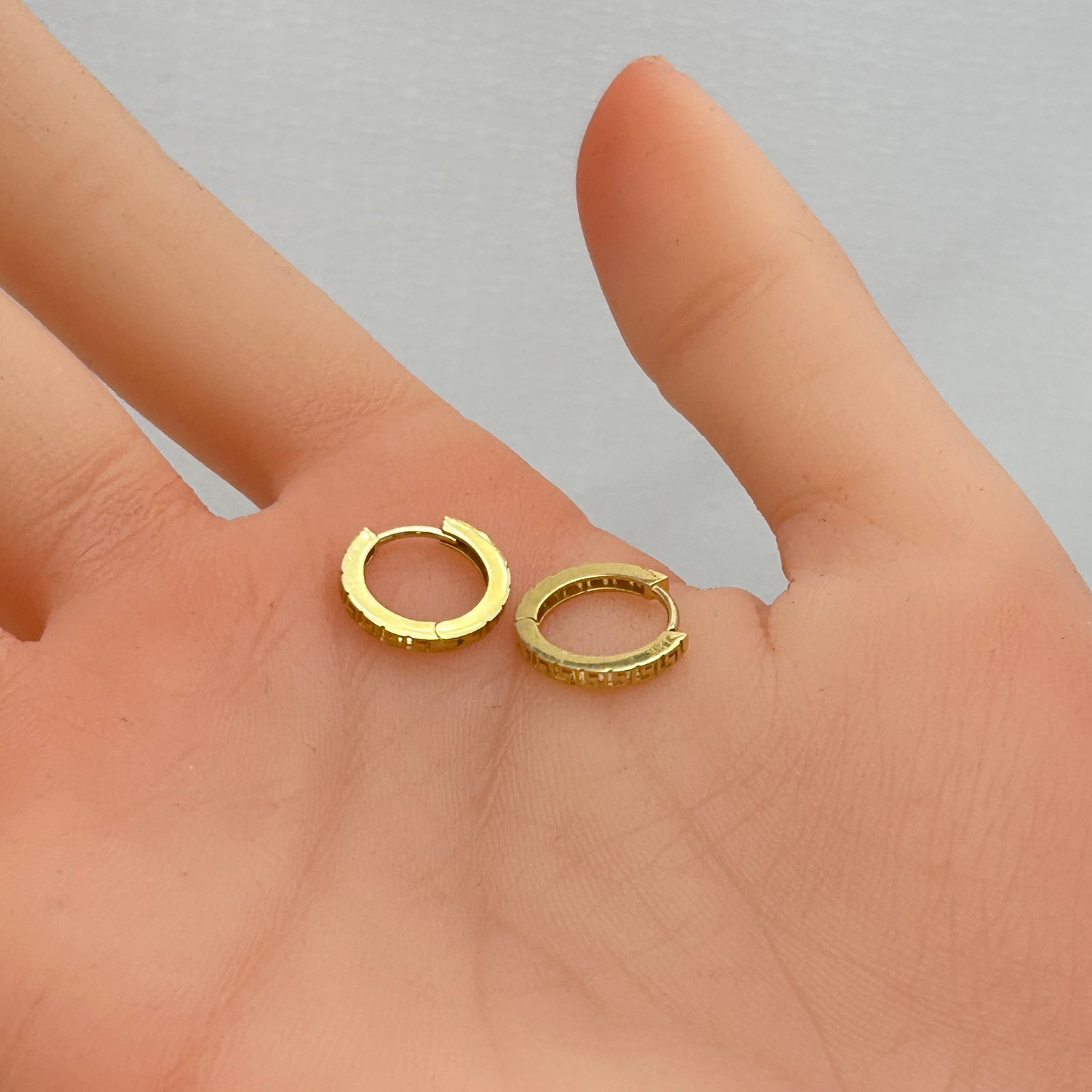 IMG_2547 حلق ذهب عيار 18 بنقشة يونانية محفورة أنيقة من جولدانا