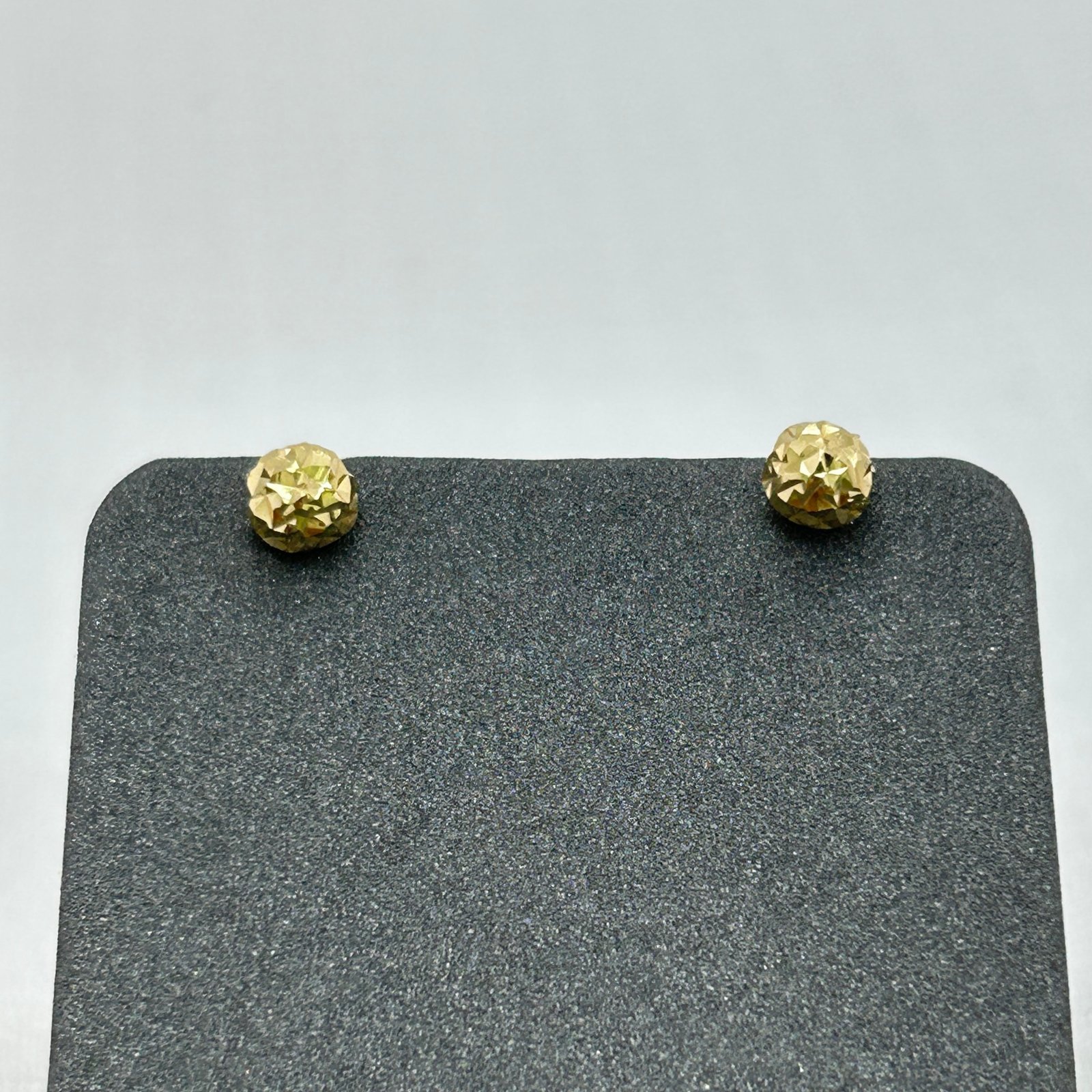 حلق ذهب عيار 18 كروي مطفي بتصميم إيطالي أنيق من جولدانا