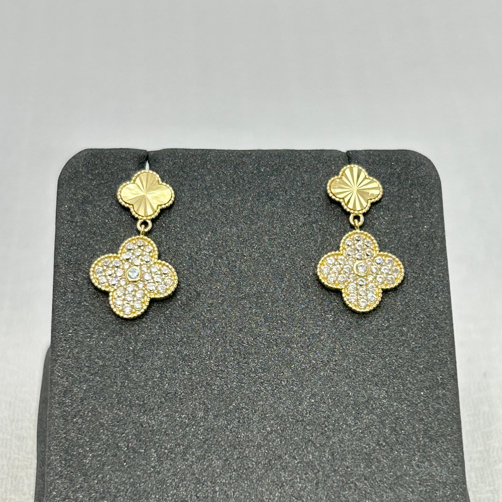 حلق ذهب عيار 18 بفصوص وردية متدلية بتصميم زهري من جولدانا