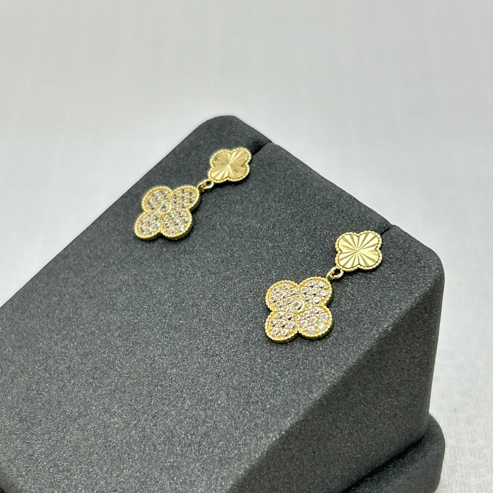 IMG_2554 حلق ذهب عيار 18 بفصوص وردية متدلية بتصميم زهري من جولدانا