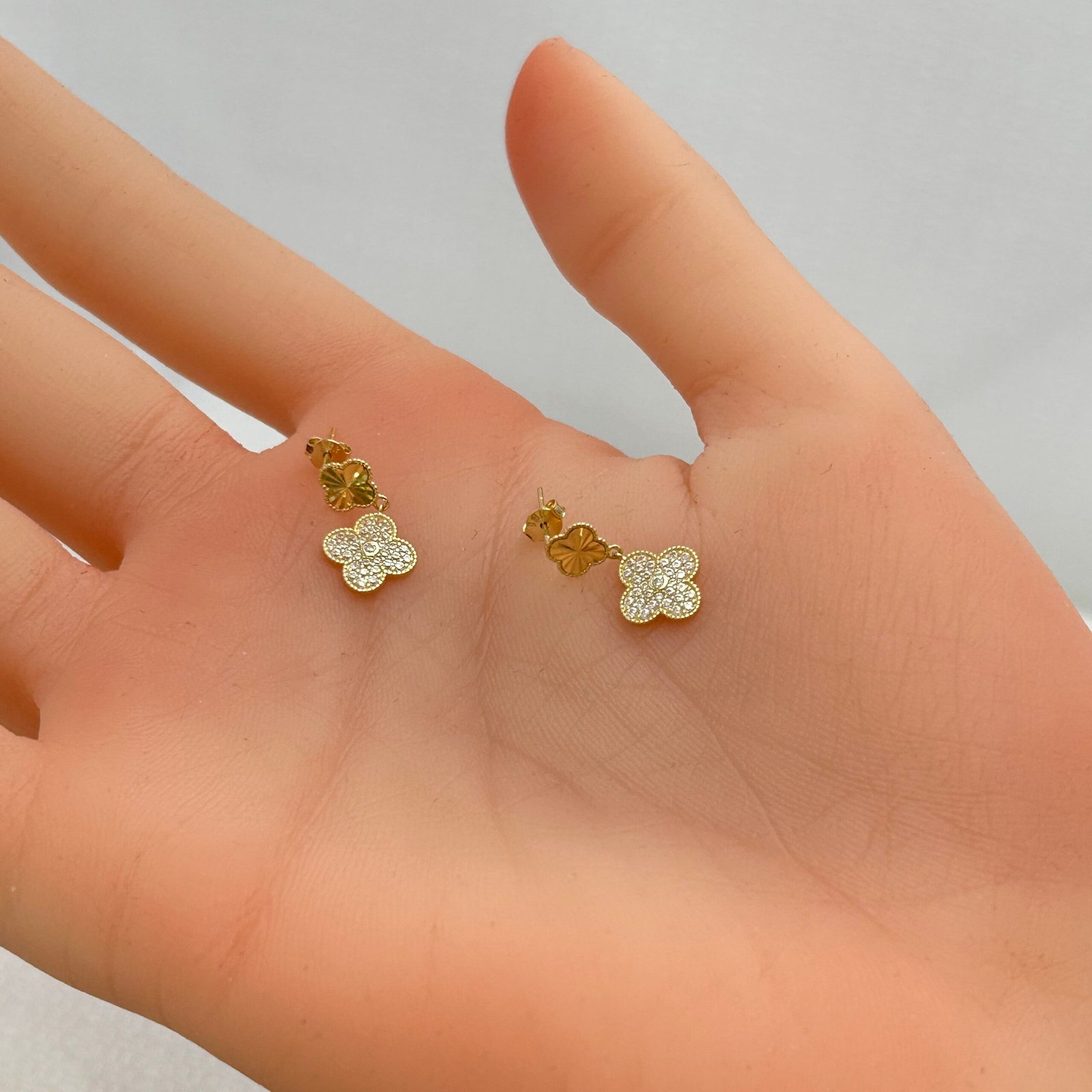 IMG_2555 حلق ذهب عيار 18 بفصوص وردية متدلية بتصميم زهري من جولدانا