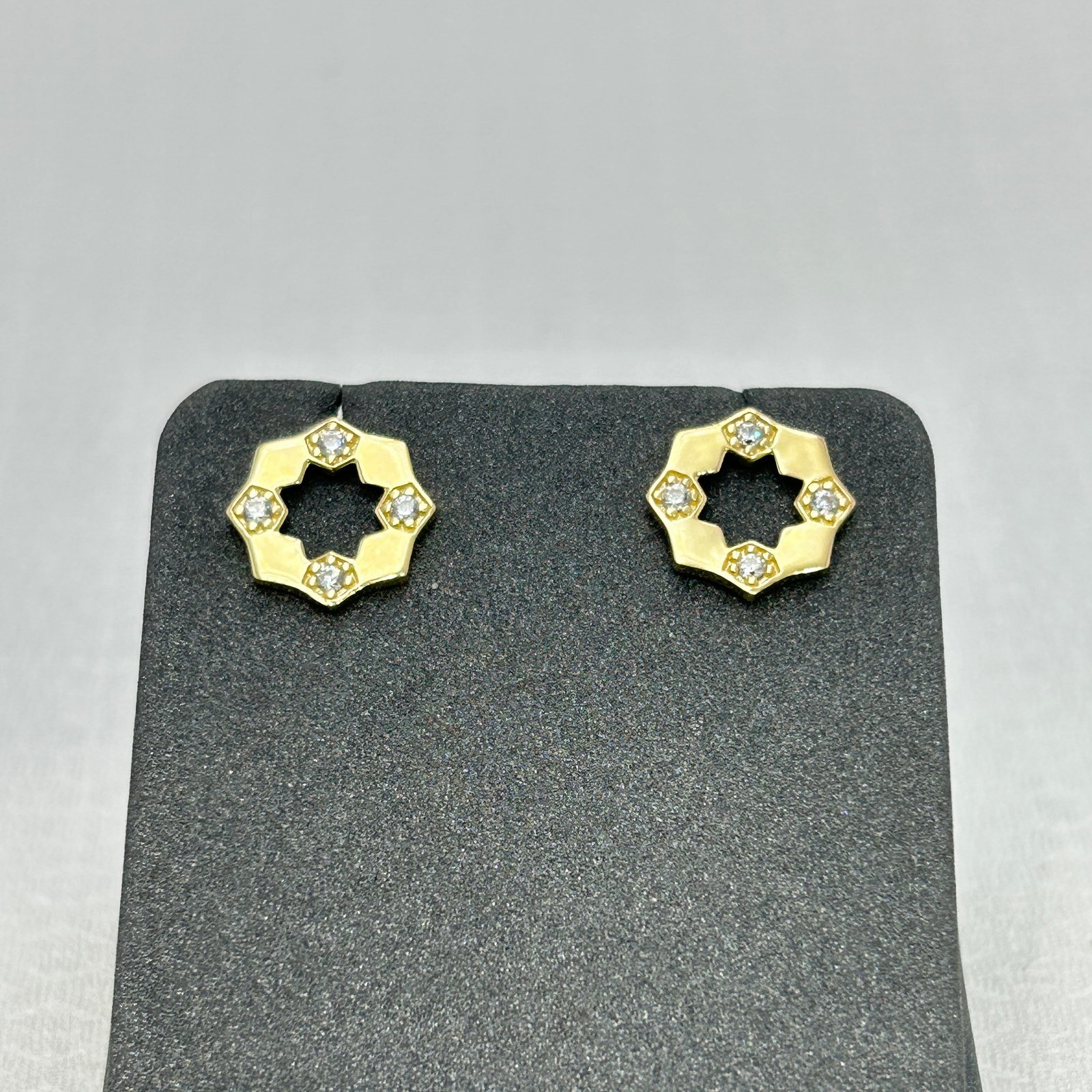 حلق ذهب عيار 18 بتصميم نجمي مرصع بالفصوص اللامعة من جولدانا