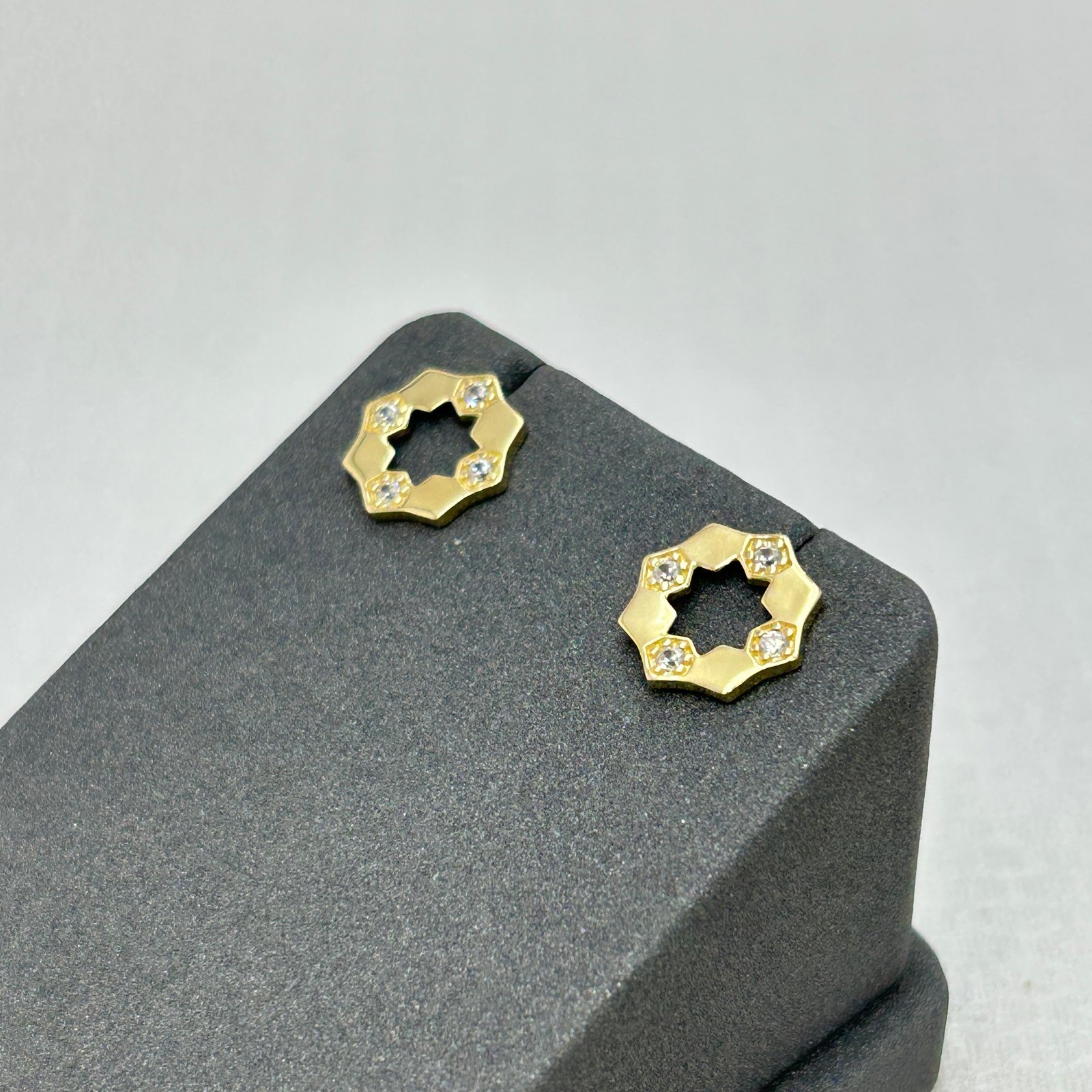 IMG_2558 حلق ذهب عيار 18 بتصميم نجمي مرصع بالفصوص اللامعة من جولدانا