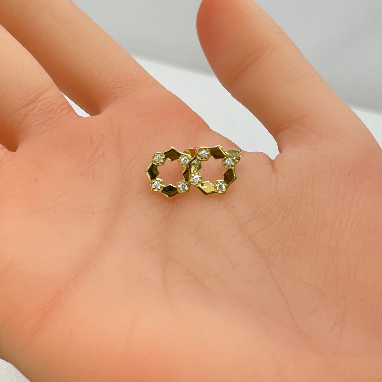 IMG_2559 حلق ذهب عيار 18 بتصميم نجمي مرصع بالفصوص اللامعة من جولدانا