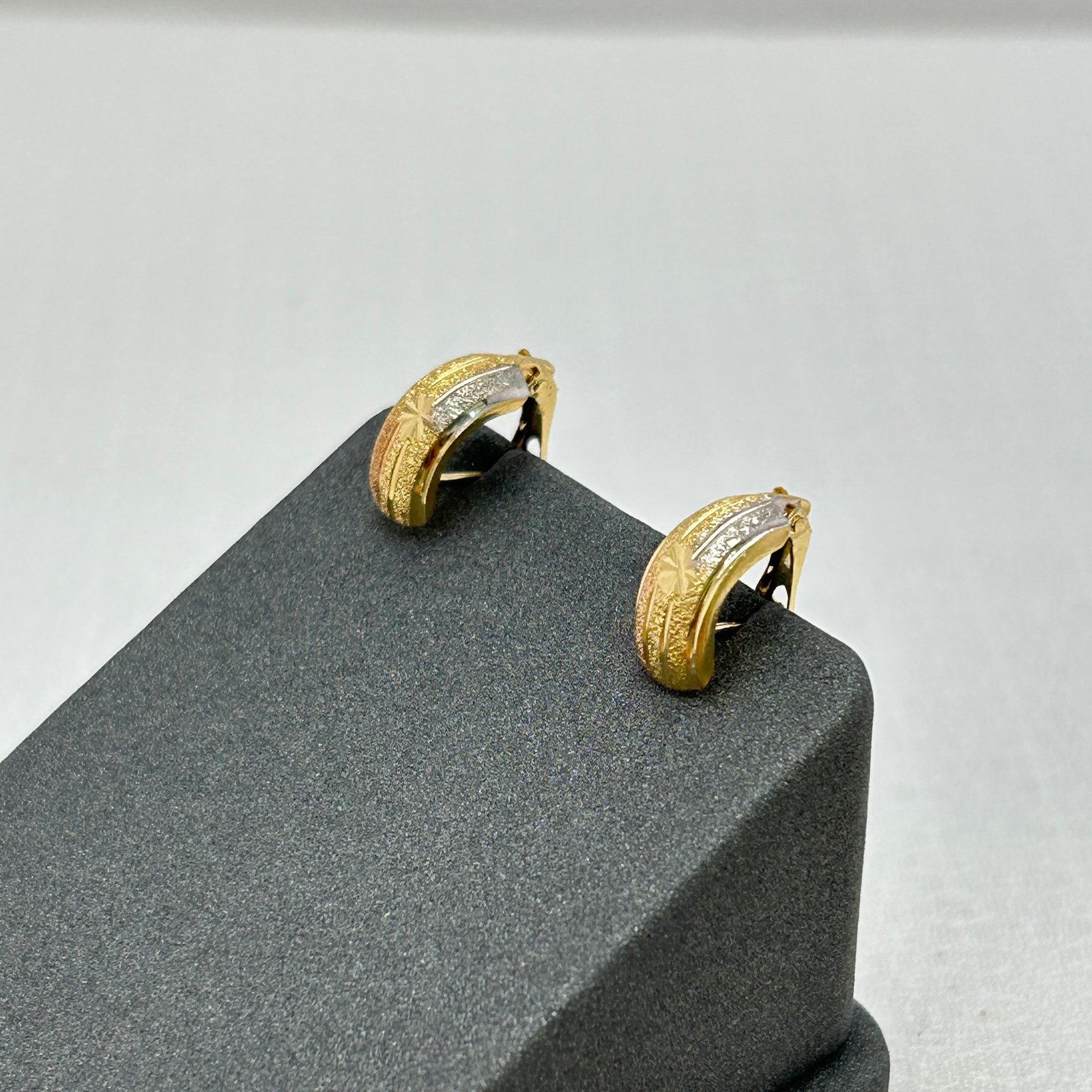 IMG_2562 حلق ذهب عيار 18 بنقشة نجمة ثلاثية الألوان من جولدانا