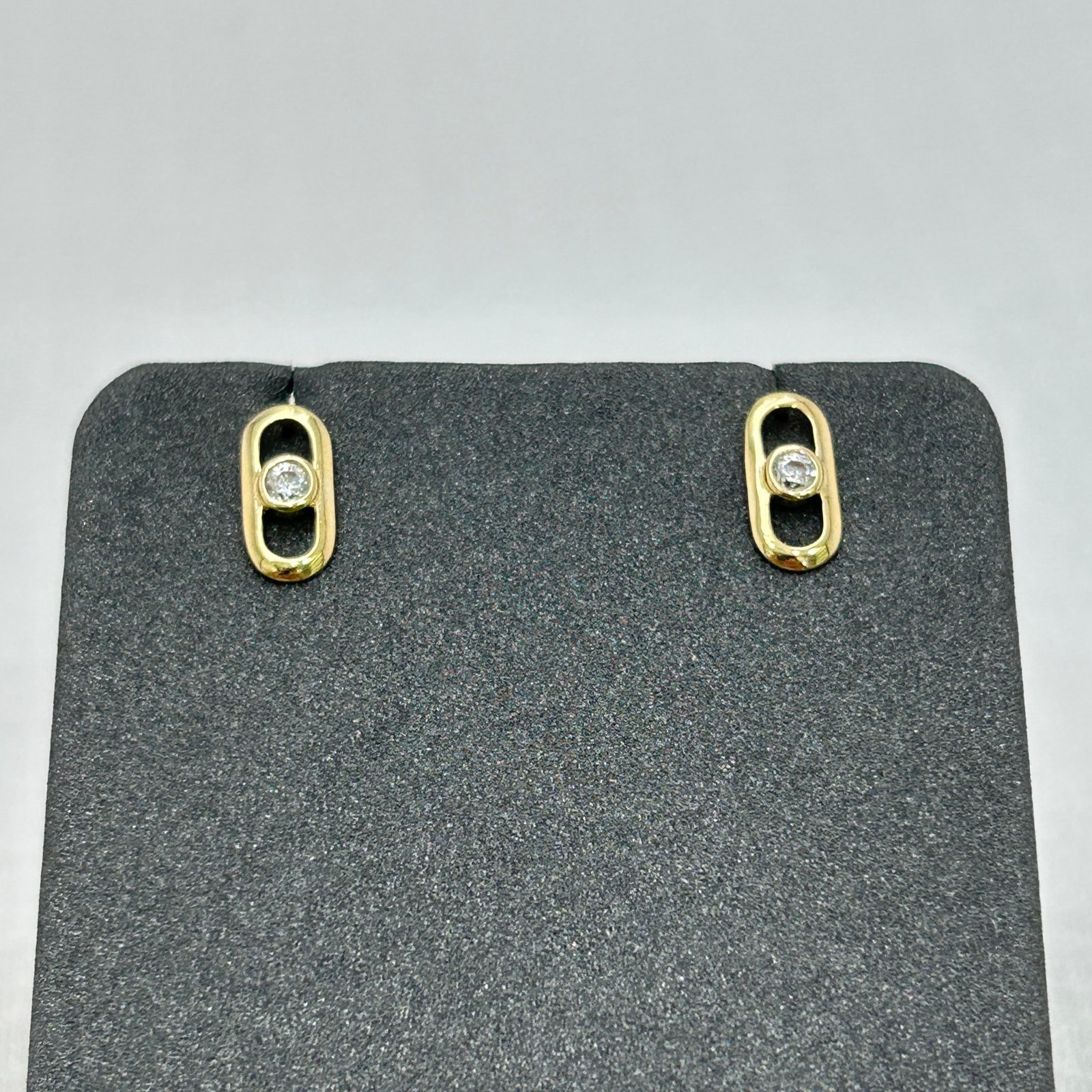 حلق ذهب عيار 18 بتصميم ناعم مع حجر زركون لامع من جولدانا