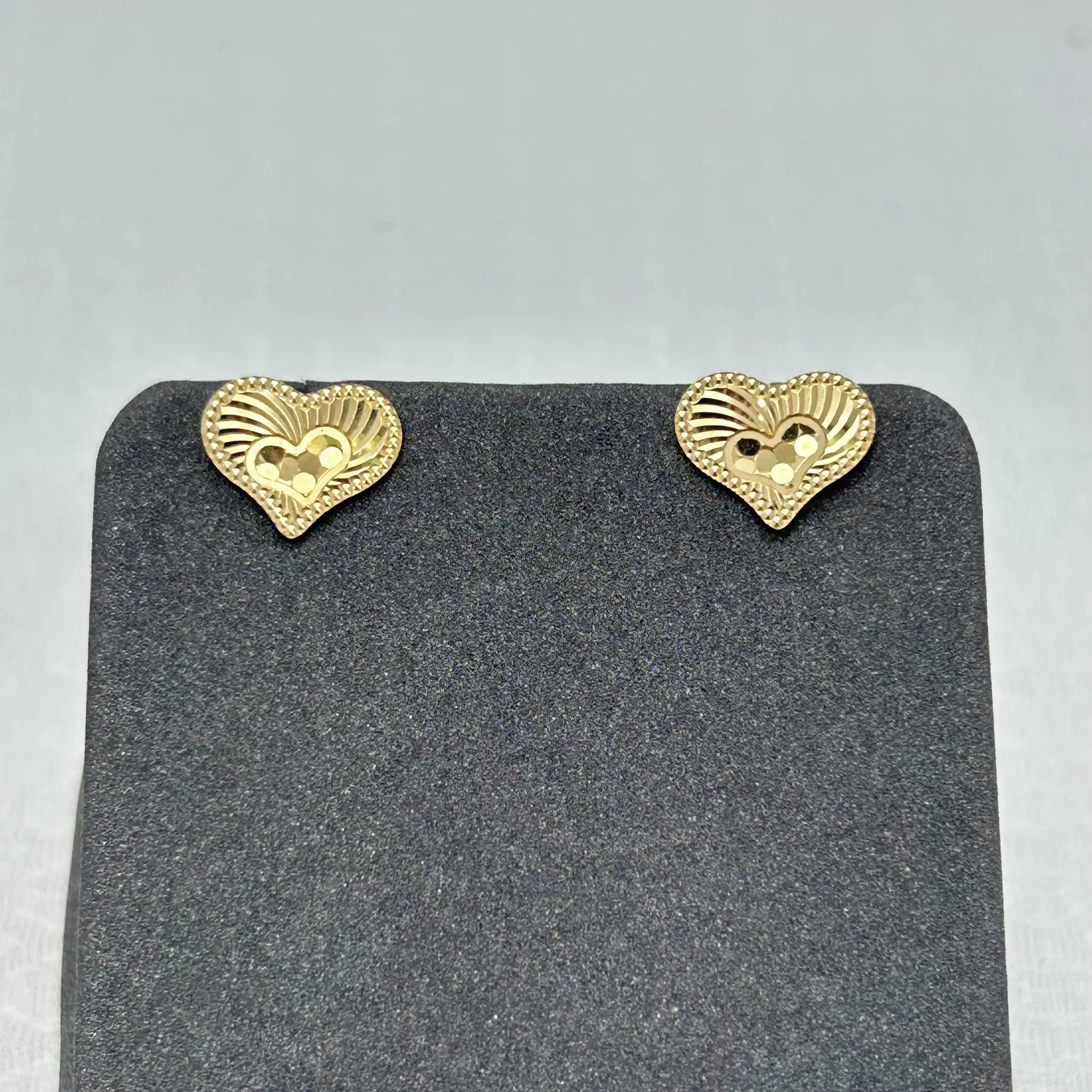 حلق ذهب عيار 18 بتصميم قلب محفور كلاسيكي ناعم من جولدانا