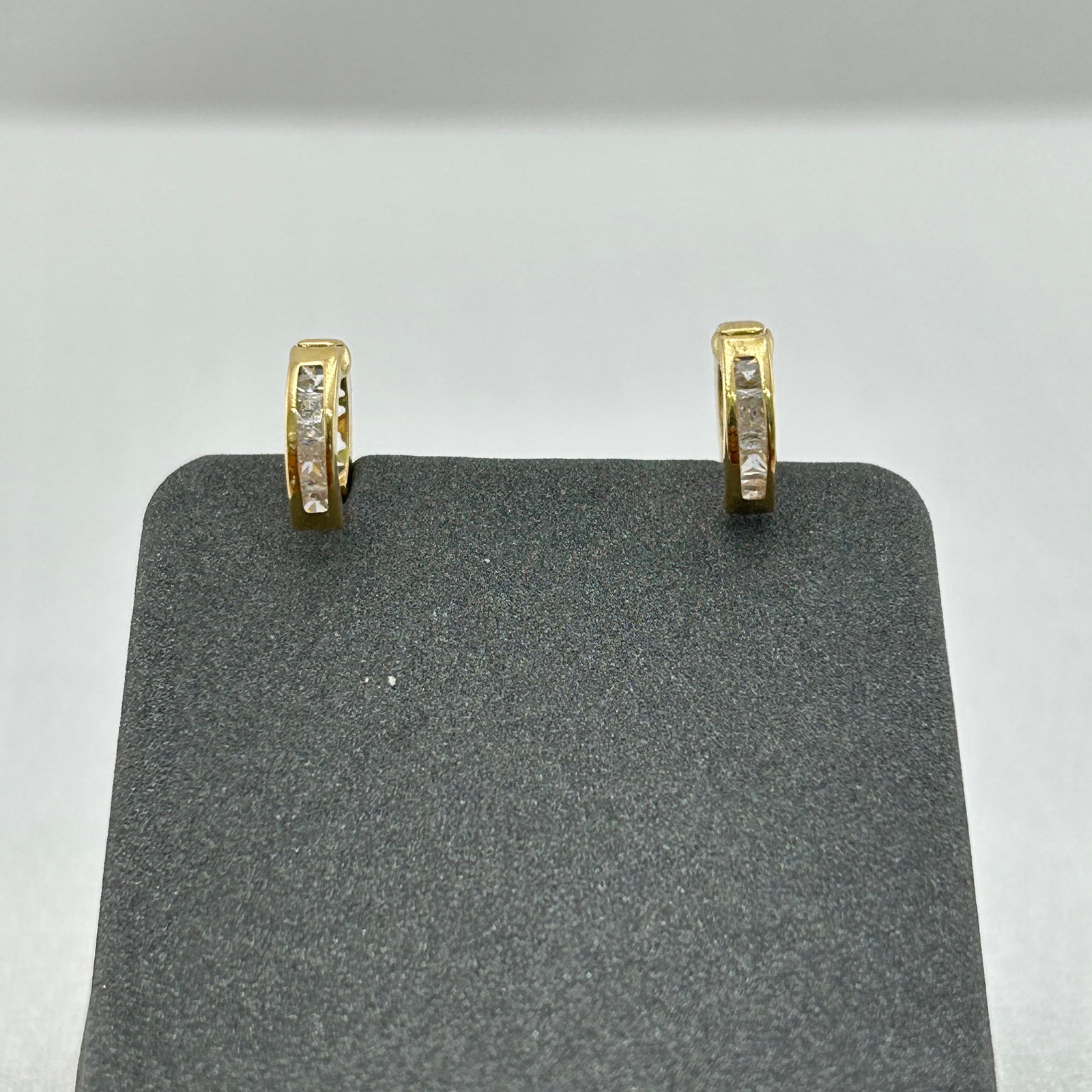 حلق ذهب عيار 18 دائري مرصع بأحجار براقة من جولدانا