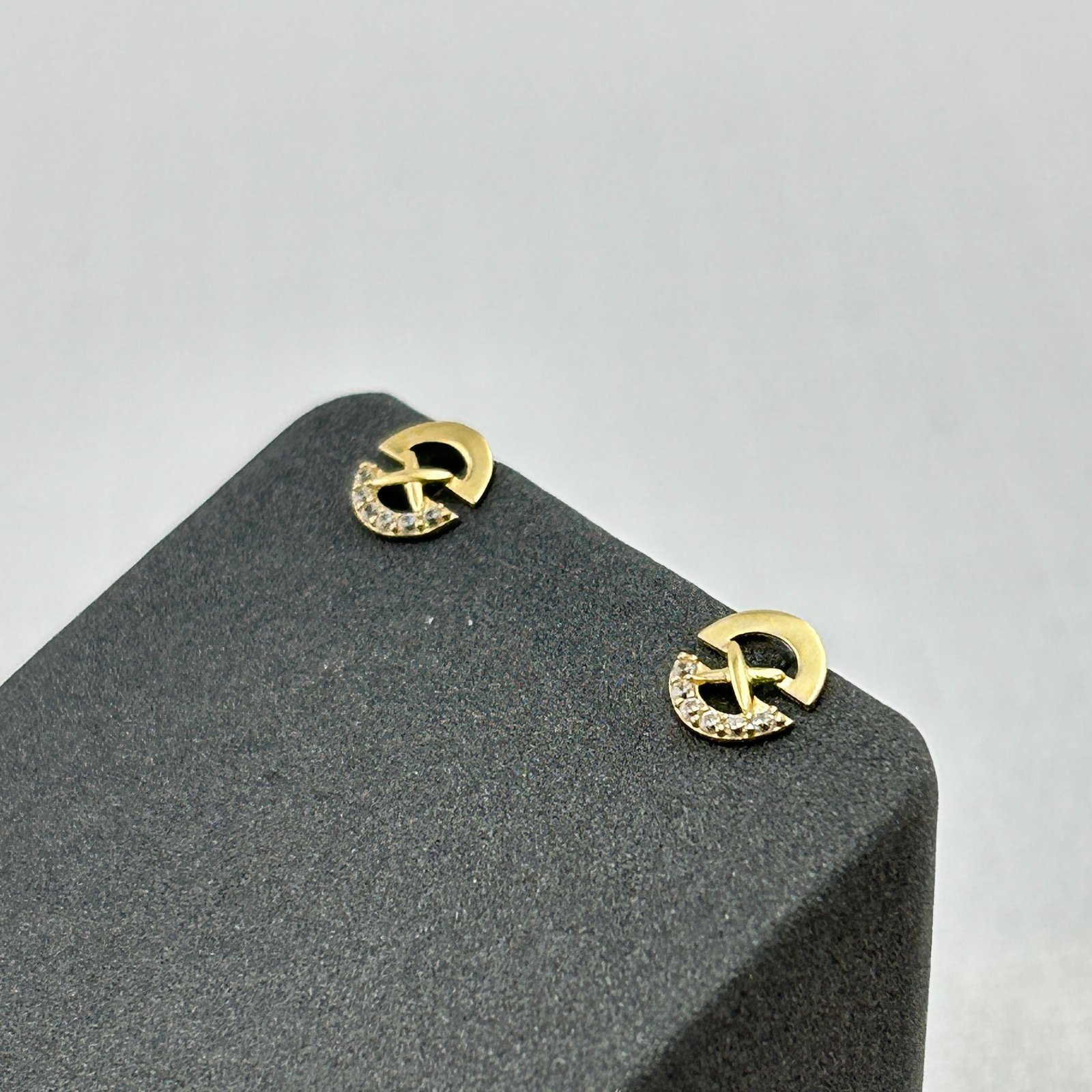 IMG_2598 حلق ذهب عيار 18 متقاطع مرصع بأحجار لامعة من جولدانا