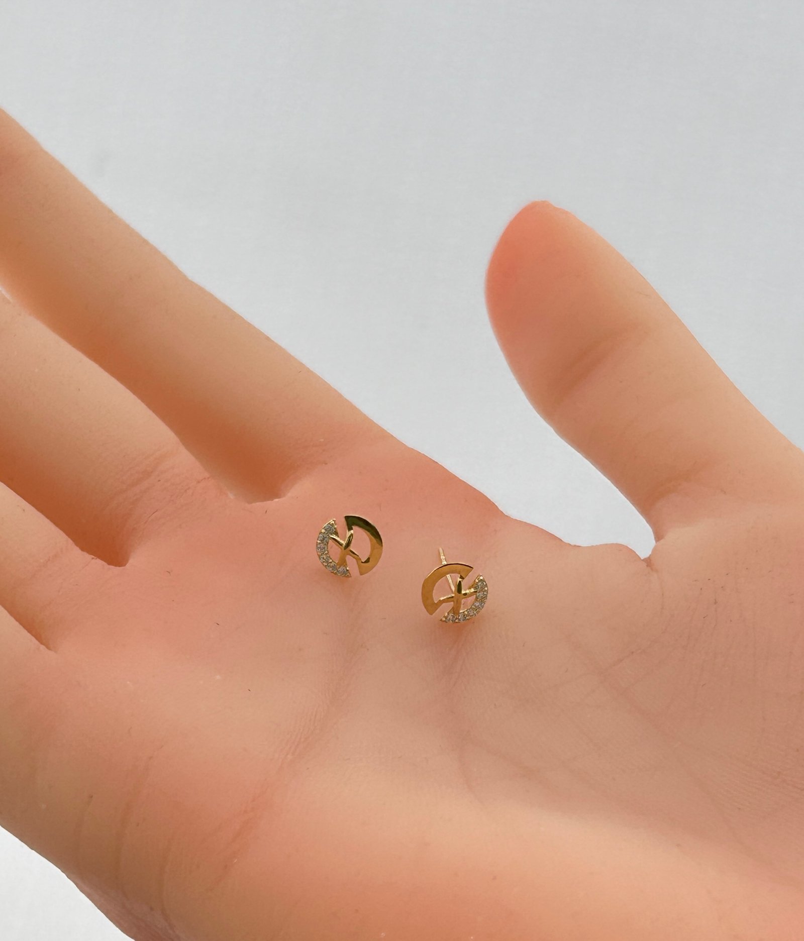 IMG_2599 حلق ذهب عيار 18 متقاطع مرصع بأحجار لامعة من جولدانا