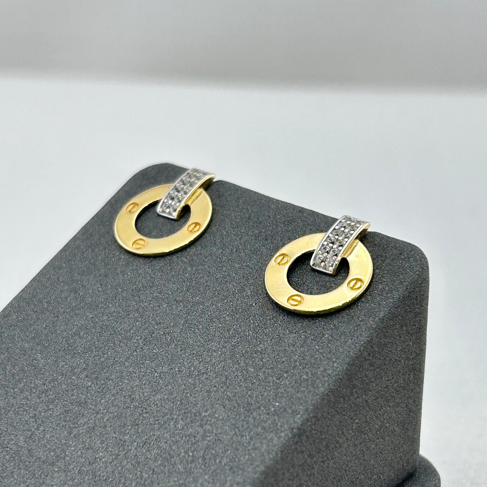 حلق ذهب عيار 18 مزخرف بتفاصيل كلاسيكية راقية من جولدانا