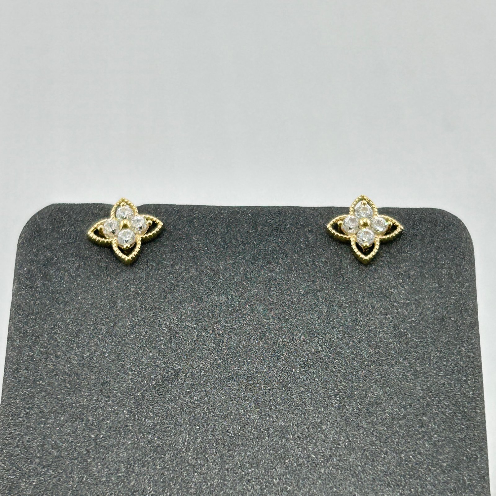 حلق ذهب عيار 18 بتصميم وردة ناعمة رباعية الشكل من جولدانا