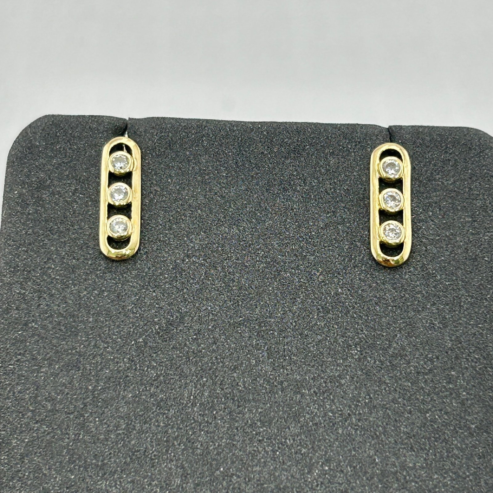 حلق ذهب عيار 18 بتصميم طولي مرصع بثلاث فصوص من جولدانا