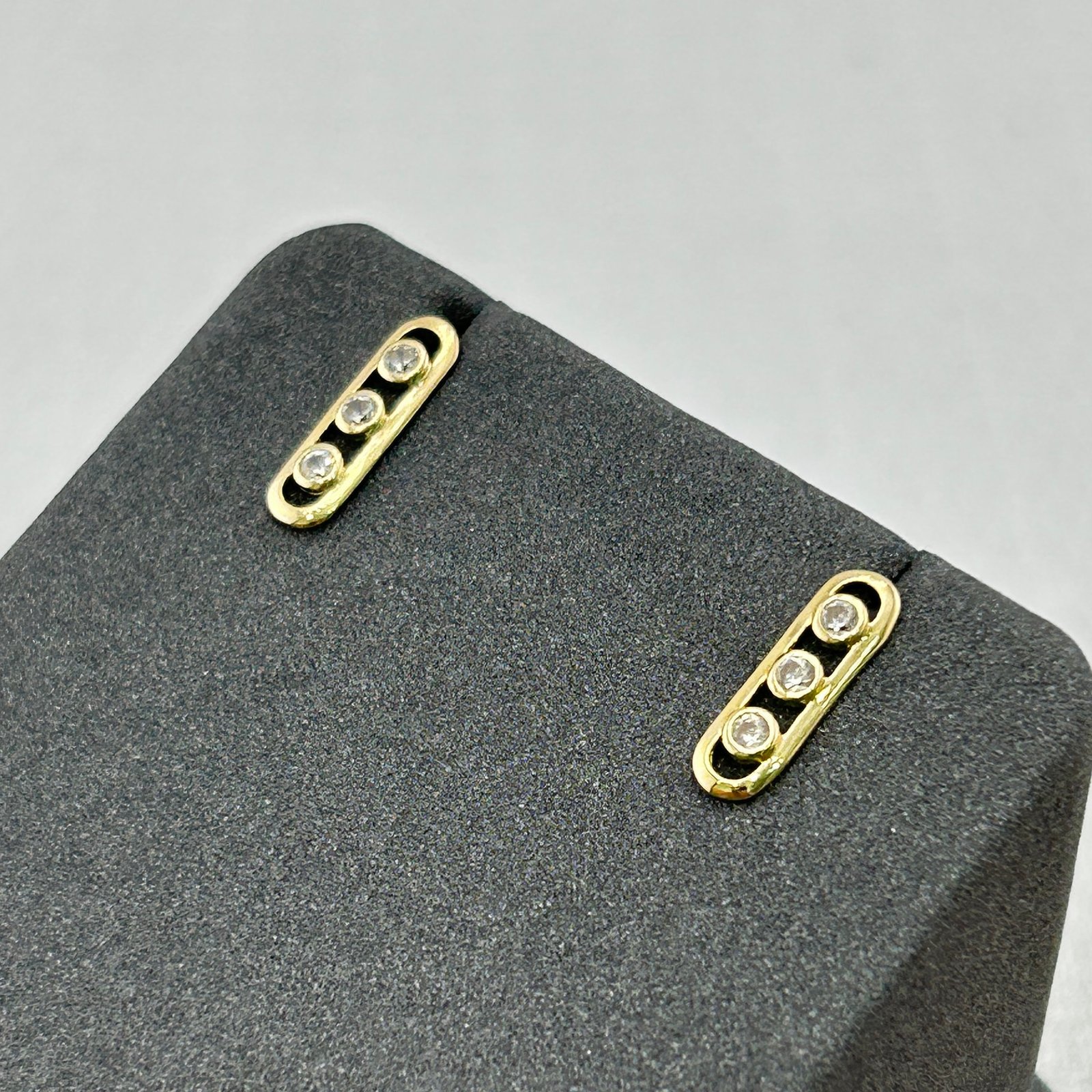 IMG_2610 حلق ذهب عيار 18 بتصميم طولي مرصع بثلاث فصوص من جولدانا