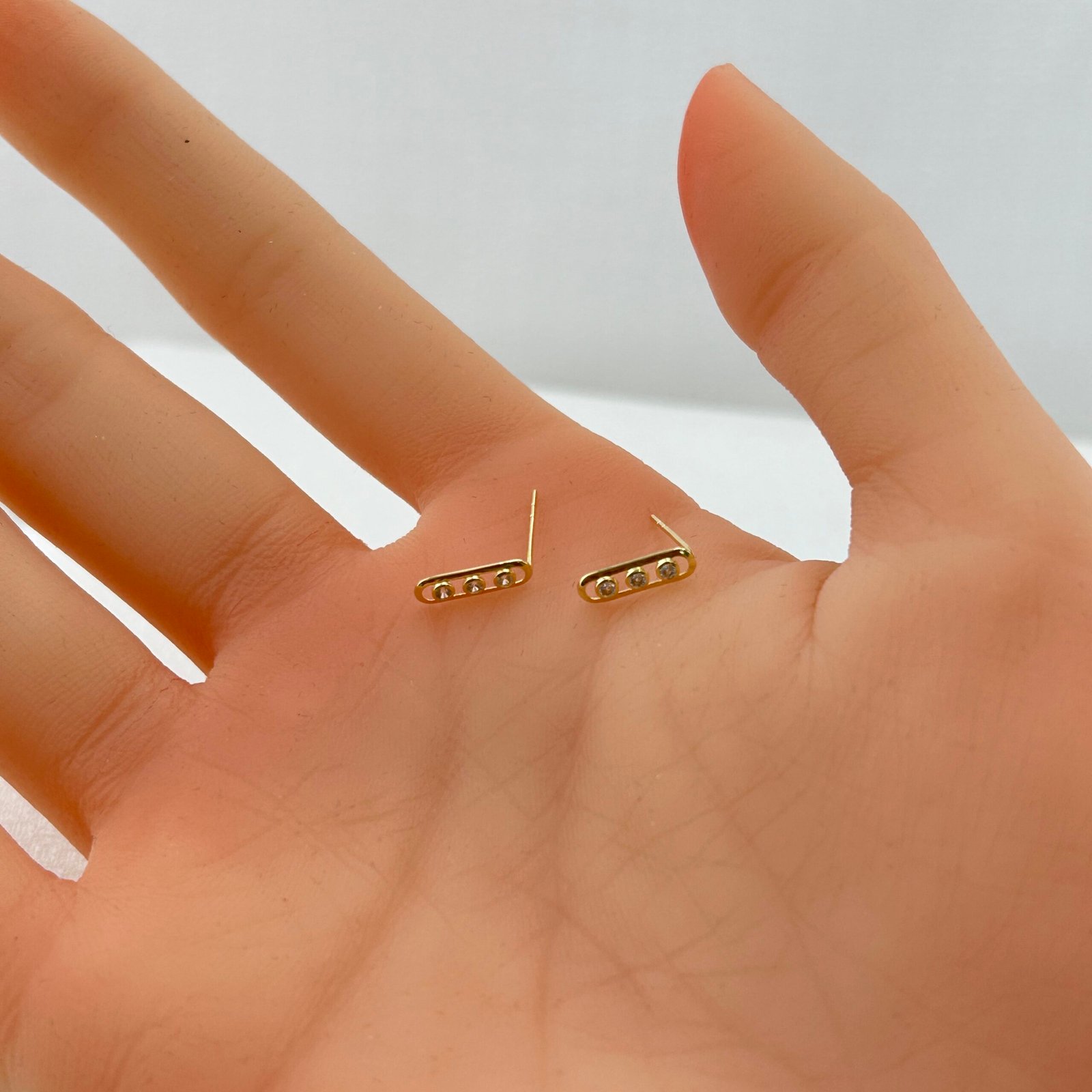 IMG_2611 حلق ذهب عيار 18 بتصميم طولي مرصع بثلاث فصوص من جولدانا