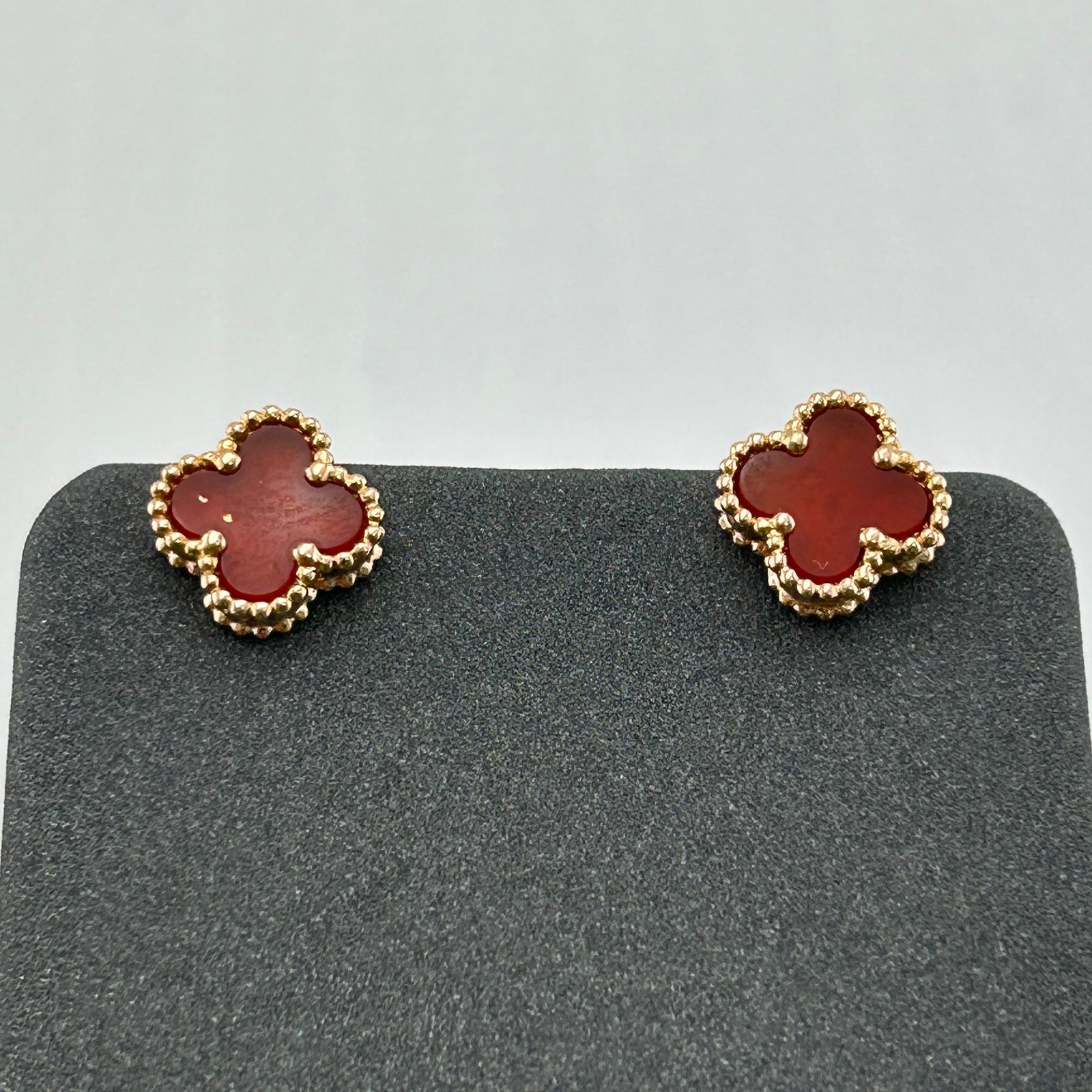 حلق ذهب عيار 18 بتصميم كلوفر أحمر عصري من جولدانا