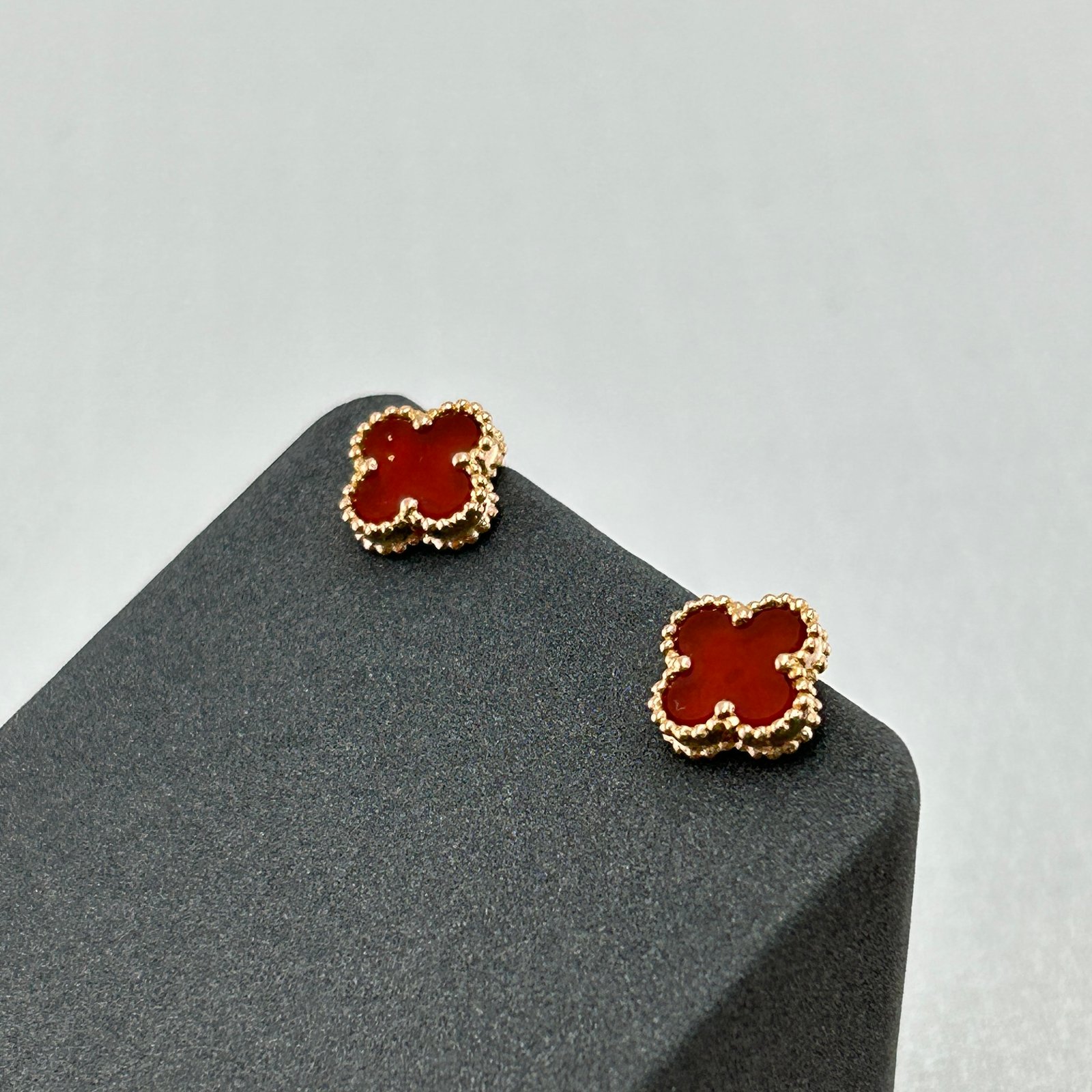 IMG_2614 حلق ذهب عيار 18 بتصميم كلوفر أحمر عصري من جولدانا