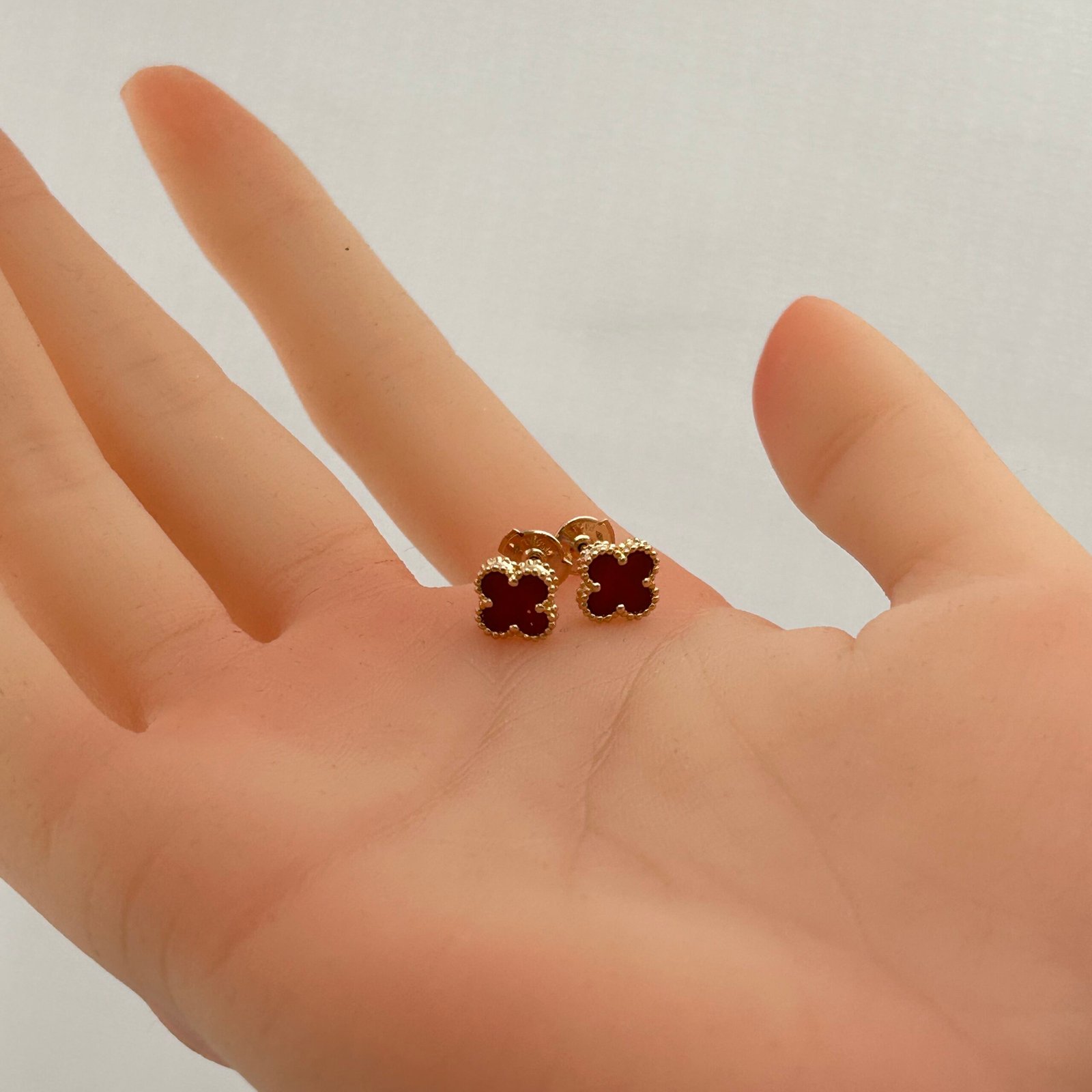 IMG_2616 حلق ذهب عيار 18 بتصميم كلوفر أحمر عصري من جولدانا