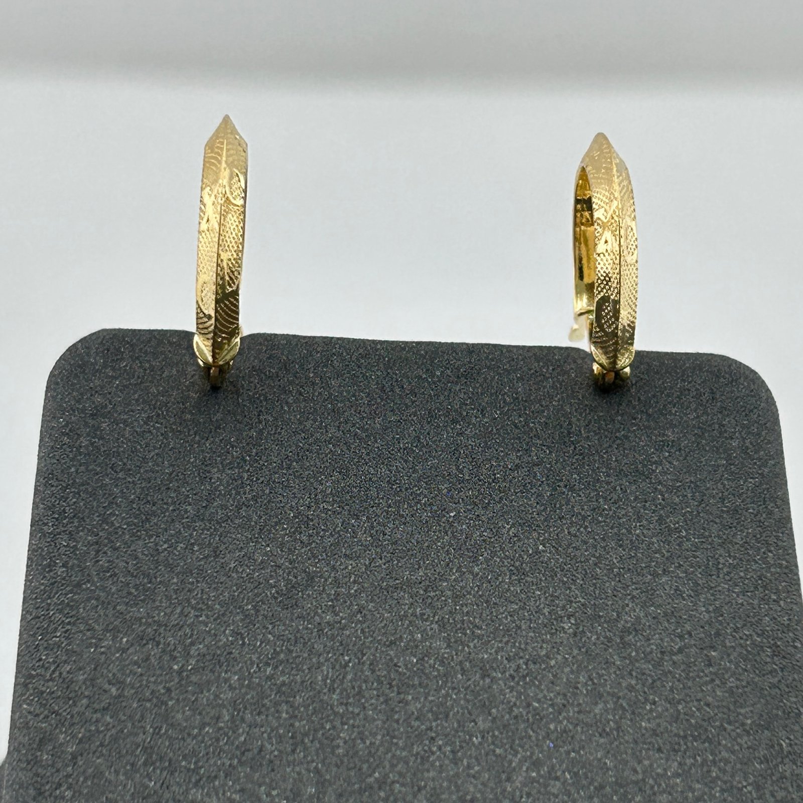 حلق ذهب عيار 18 بنقشة دائرية ناعمة عصري من جولدانا