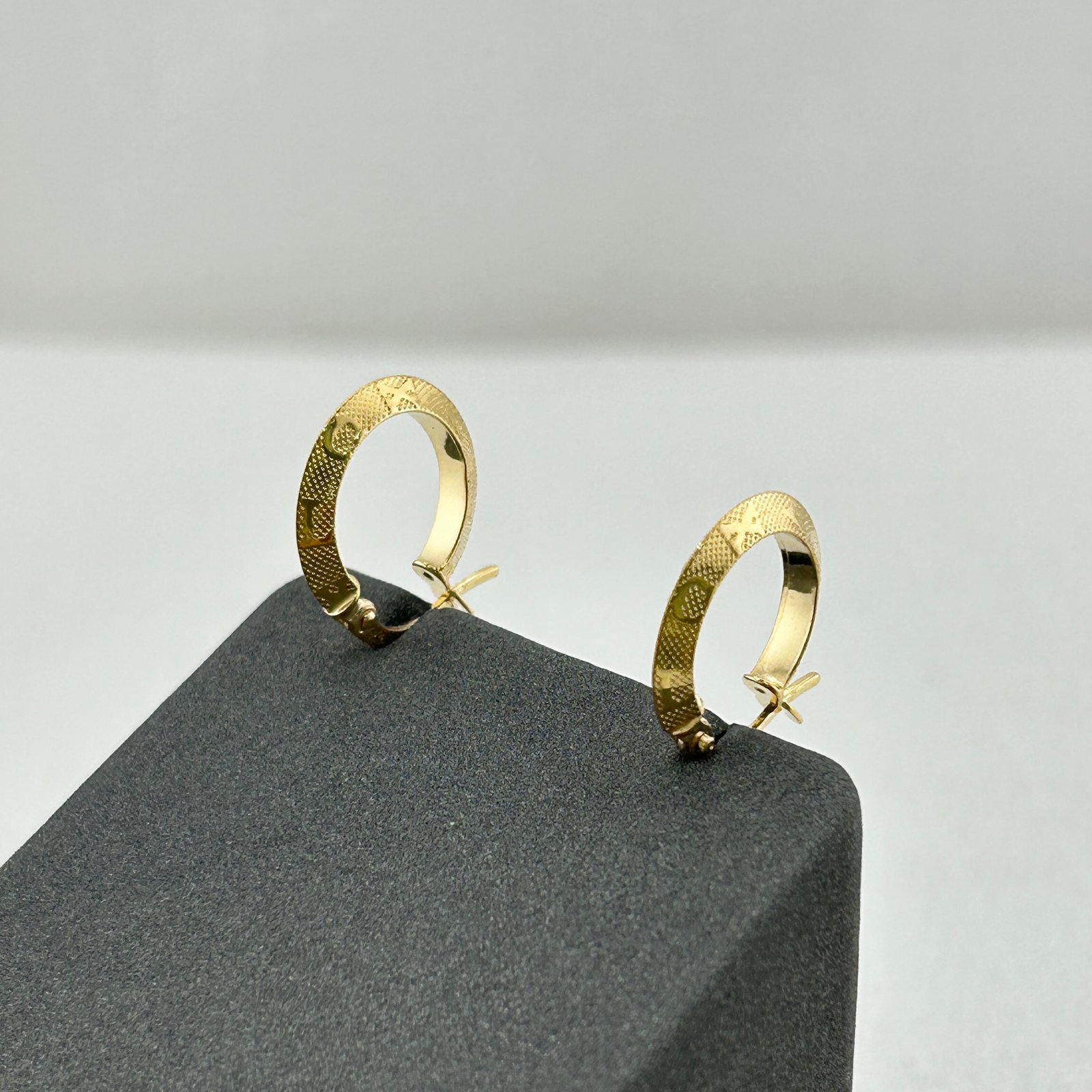 IMG_2619 حلق ذهب عيار 18 بنقشة دائرية ناعمة عصري من جولدانا