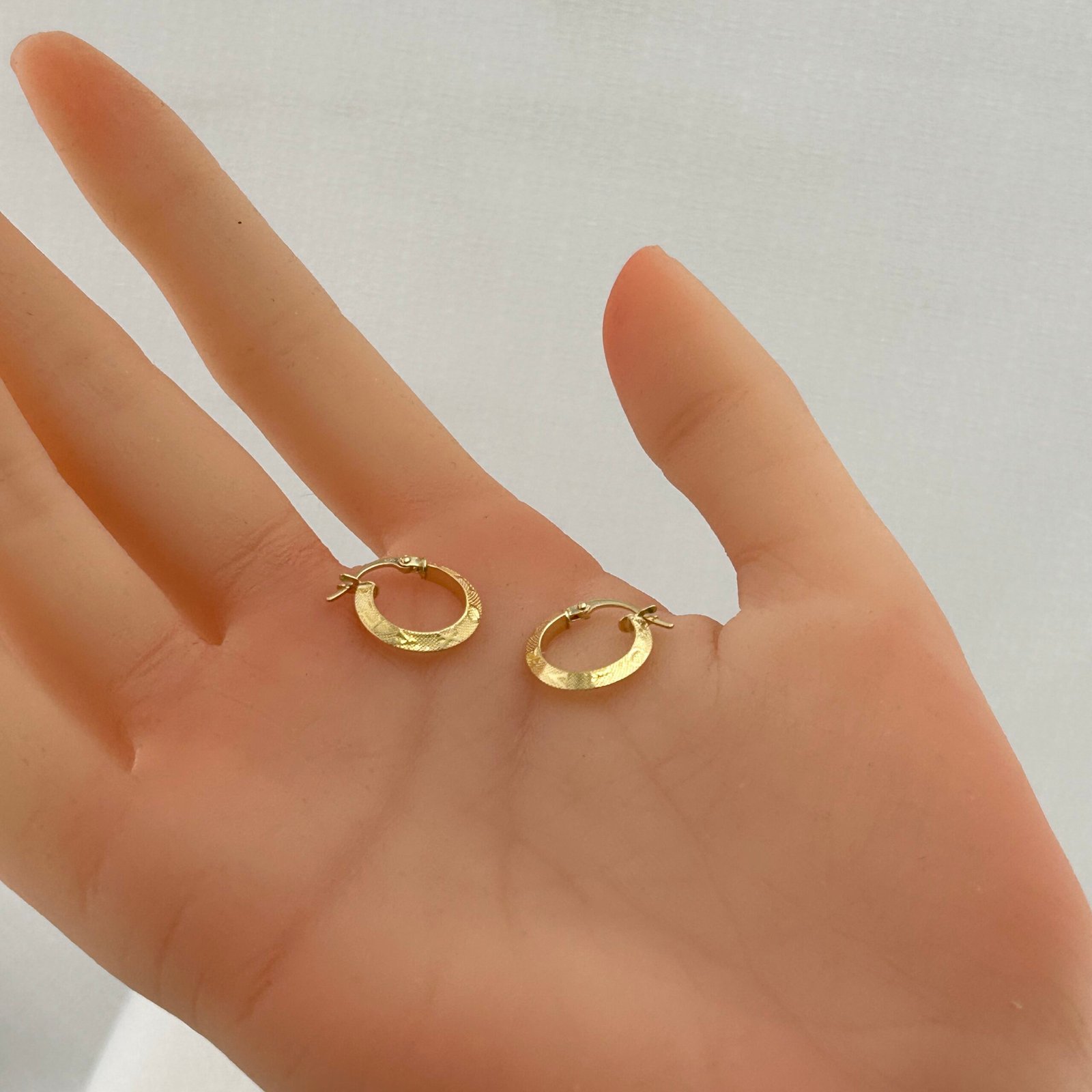 IMG_2620 حلق ذهب عيار 18 بنقشة دائرية ناعمة عصري من جولدانا