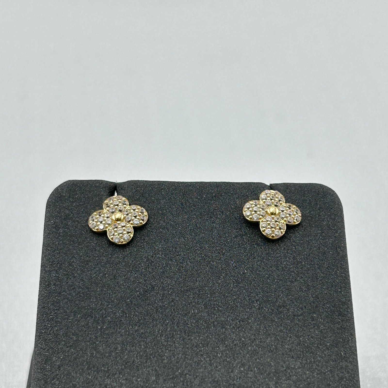 حلق ذهب عيار 18 بتصميم وردة مرصعة إيطالي من جولدانا