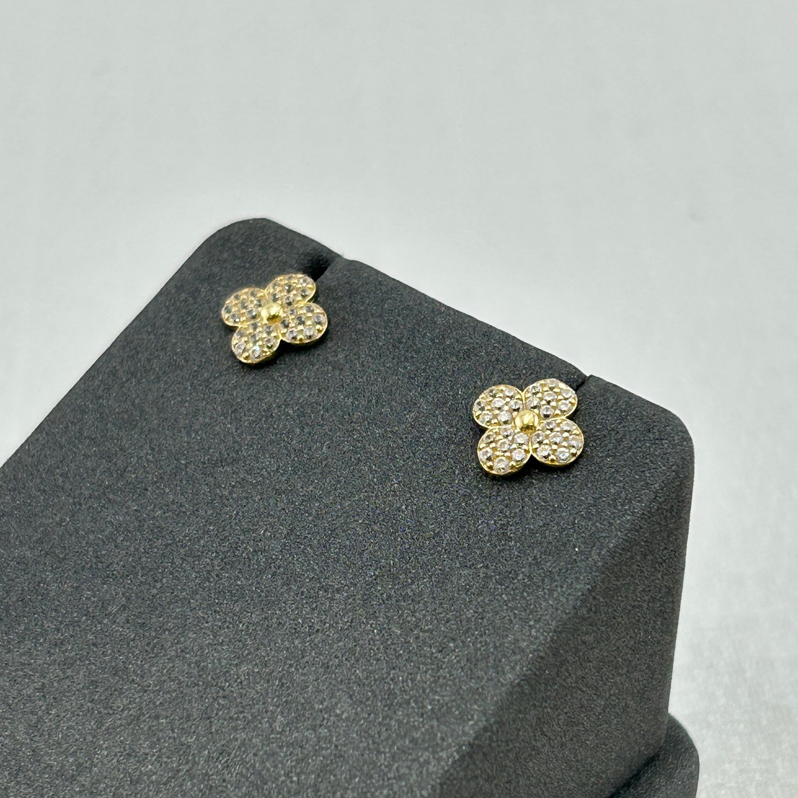 IMG_2623 حلق ذهب عيار 18 بتصميم وردة مرصعة إيطالي من جولدانا